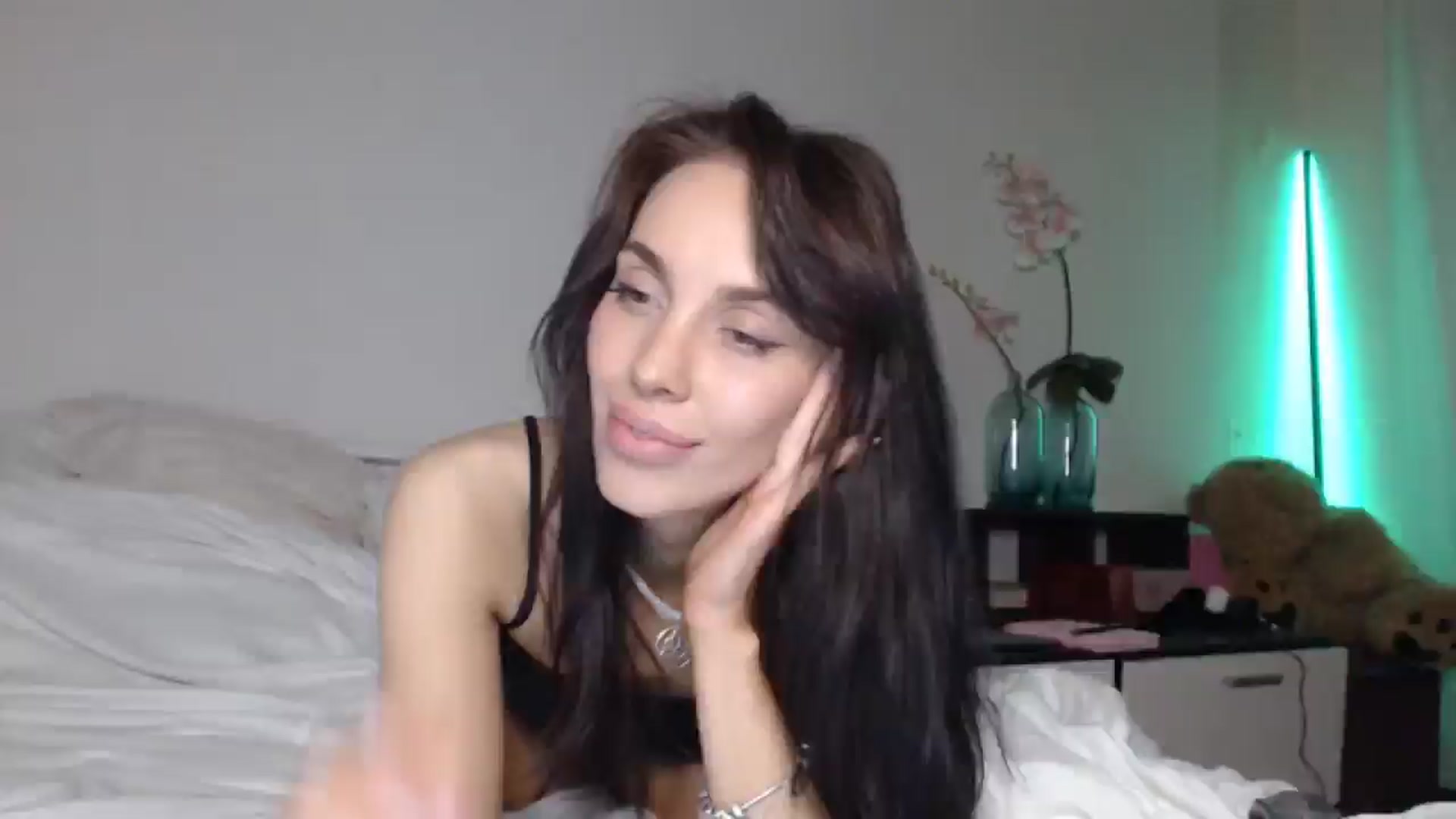 Gallery image thumbnail from HeartsQueen's myfreecams stream on, 04/22/2025, 09:36 image 8 of 20