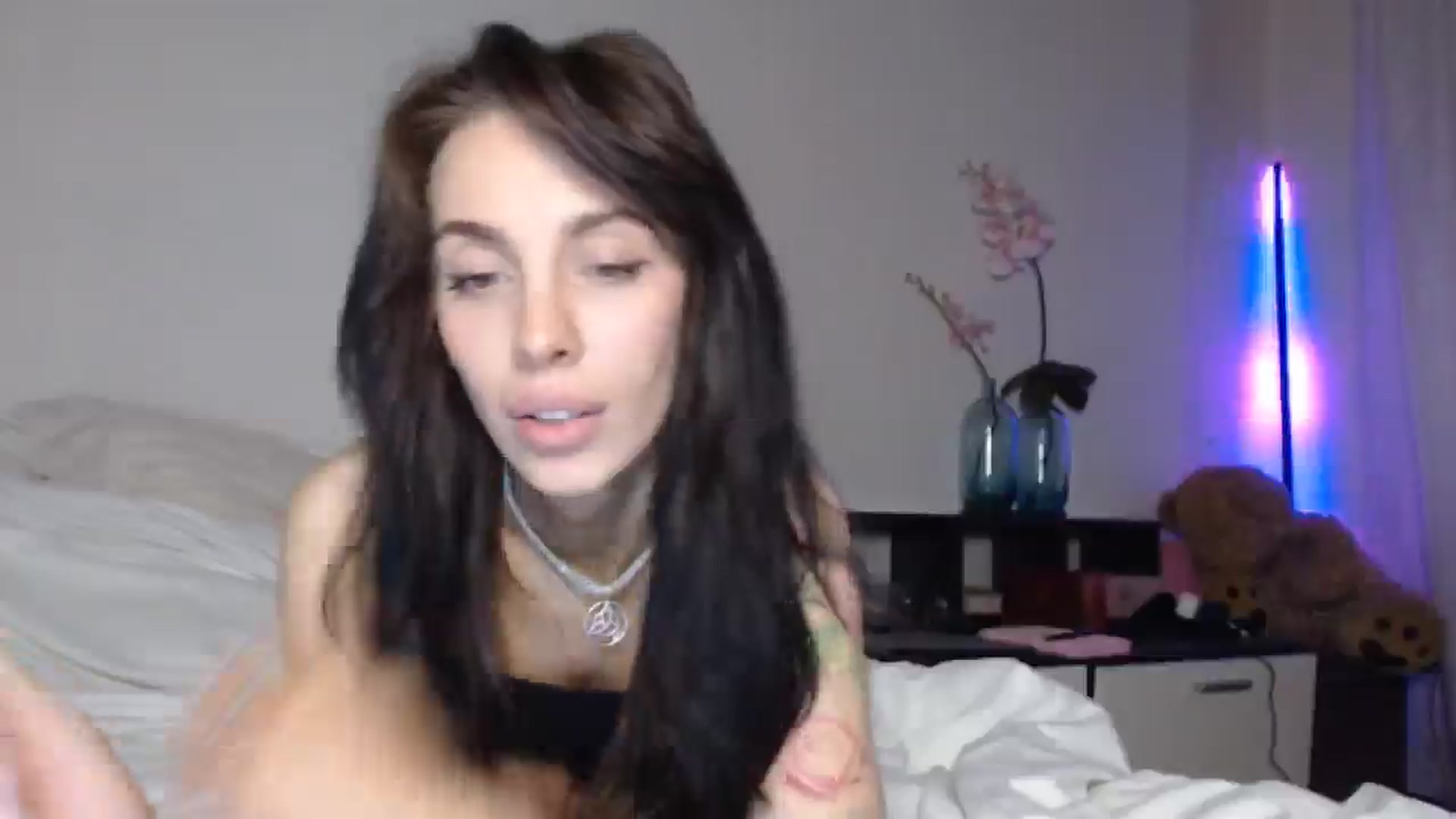 Gallery image thumbnail from HeartsQueen's myfreecams stream on, 04/22/2025, 09:36 image 5 of 20
