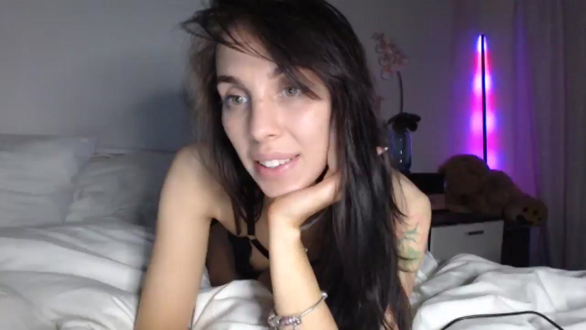 Gallery image thumbnail from HeartsQueen's myfreecams stream on, 04/22/2025, 17:32 image 10 of 20