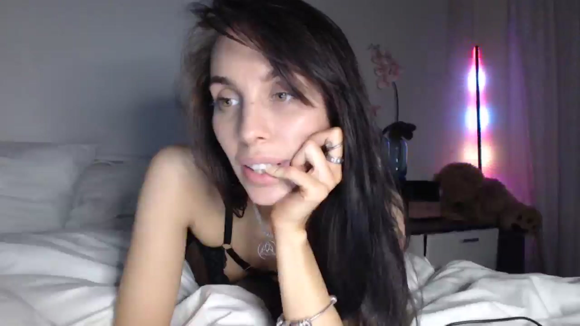 Gallery image thumbnail from HeartsQueen's myfreecams stream on, 04/22/2025, 17:32 image 8 of 20