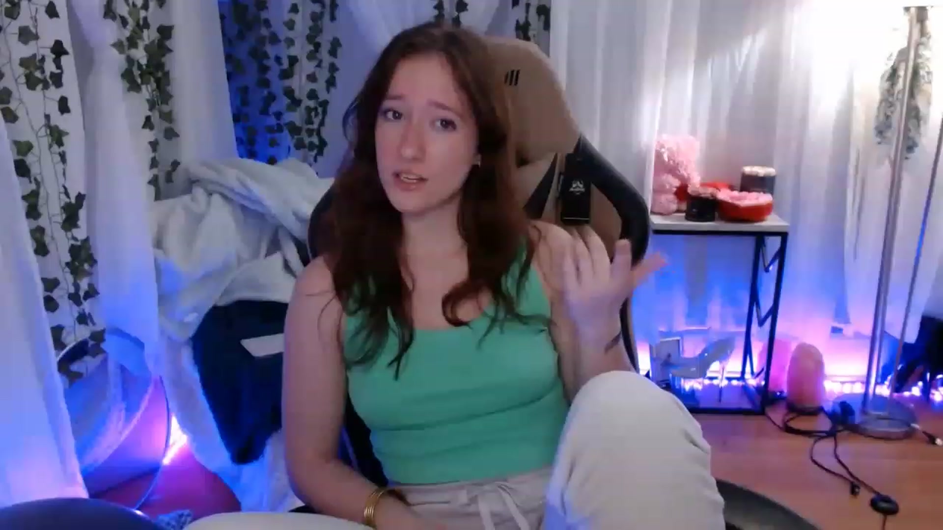 Gallery image thumbnail from Heather420's myfreecams stream on, 03/12/2023, 06:18 image 2 of 20