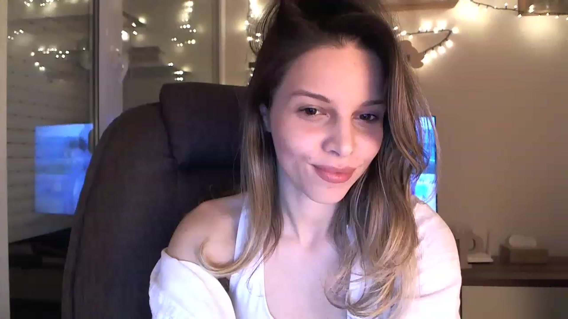 Gallery image thumbnail from Heaven_hot's myfreecams stream on, 12/11/2022, 17:43 image 11 of 20