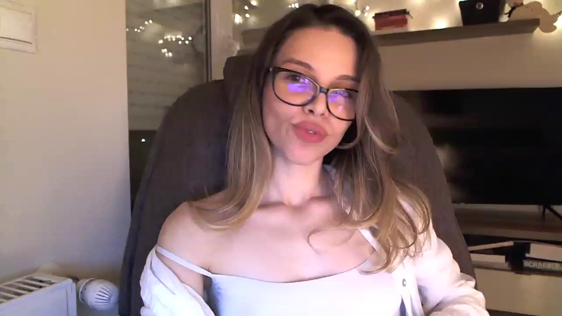 Gallery image thumbnail from Heaven_hot's myfreecams stream on, 12/12/2022, 18:33 image 6 of 20