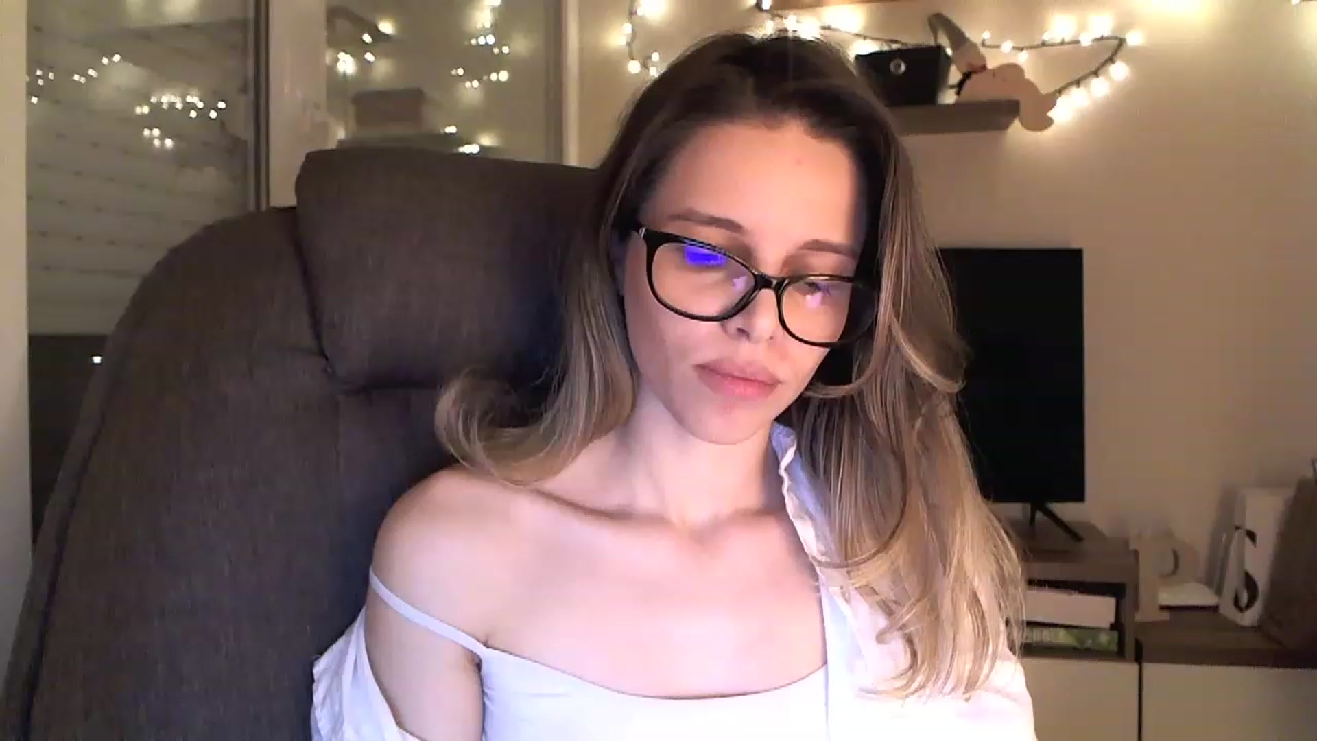 Gallery image thumbnail from Heaven_hot's myfreecams stream on, 12/12/2022, 18:33 image 1 of 20