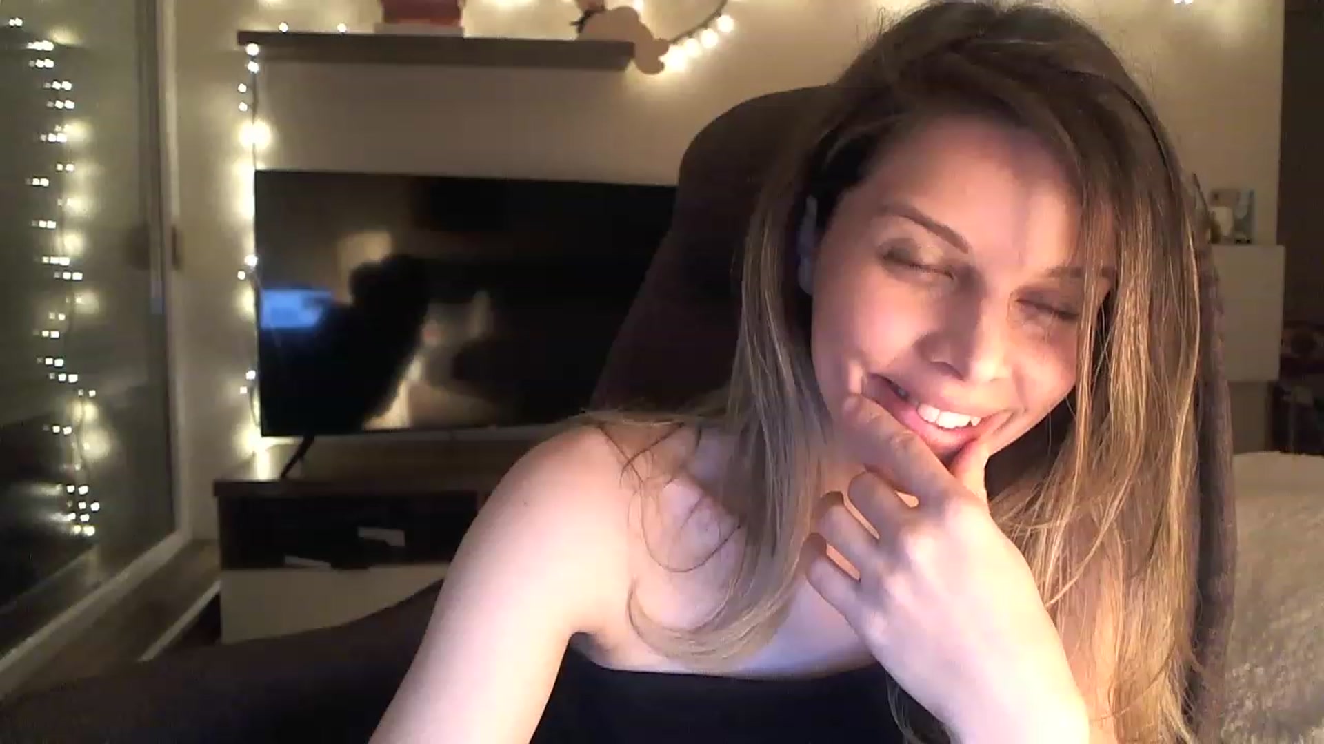 Gallery image thumbnail from Heaven_hot's myfreecams stream on, 01/04/2023, 19:01 image 6 of 20