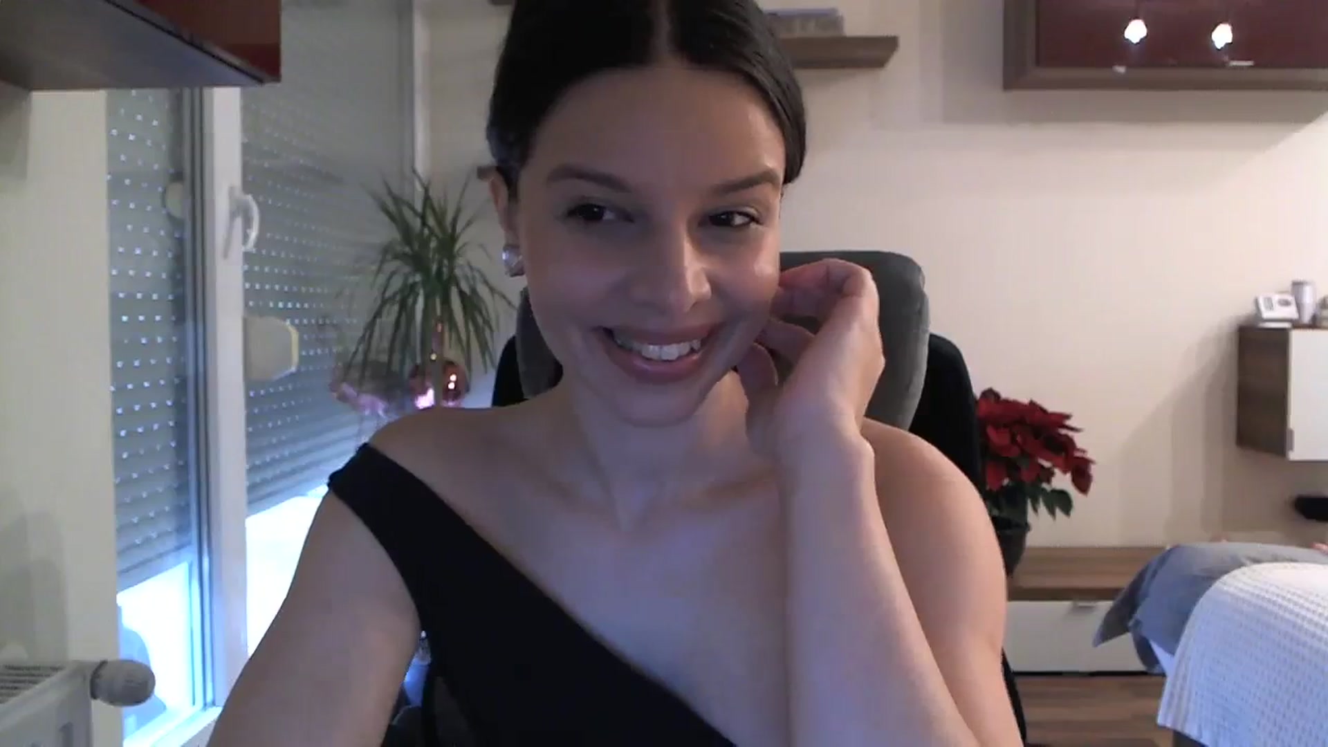 Gallery image thumbnail from Heaven_hot's myfreecams stream on, 12/10/2023, 12:16 image 3 of 20