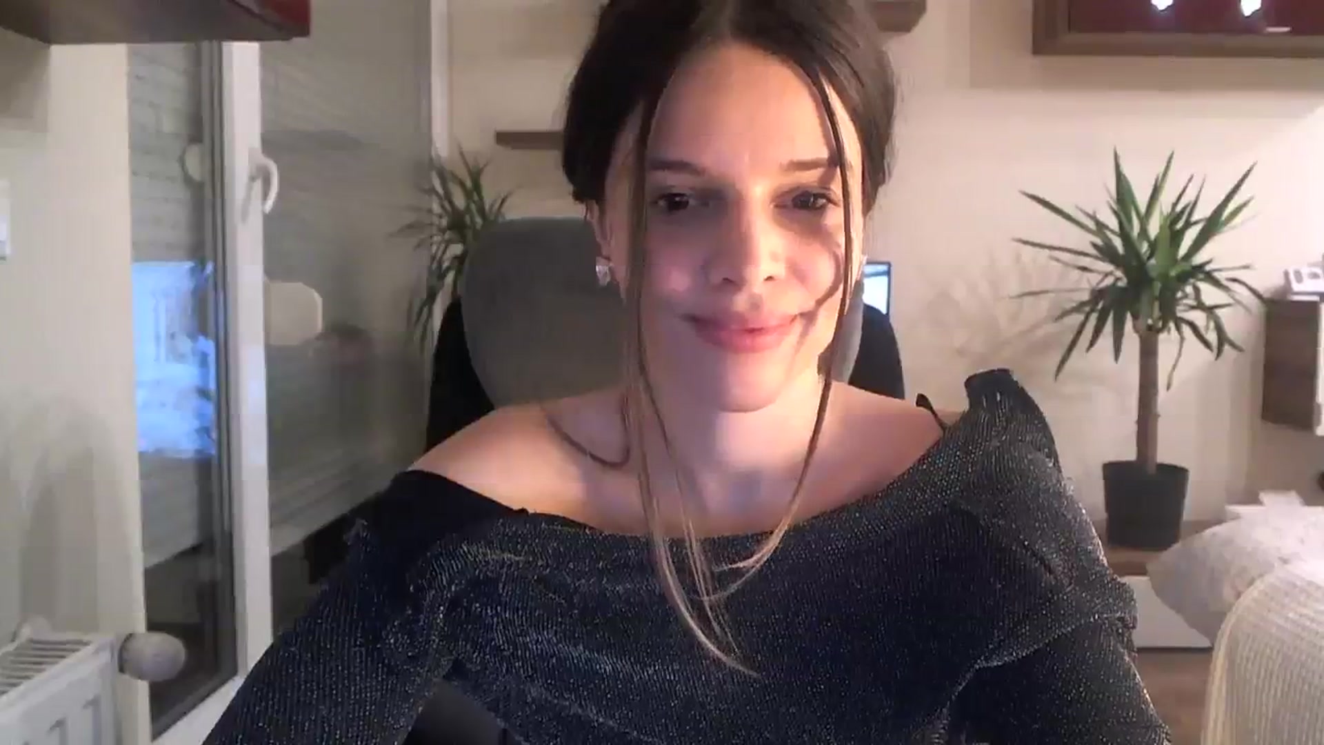 Gallery image thumbnail from Heaven_hot's myfreecams stream on, 12/17/2023, 16:54 image 10 of 20