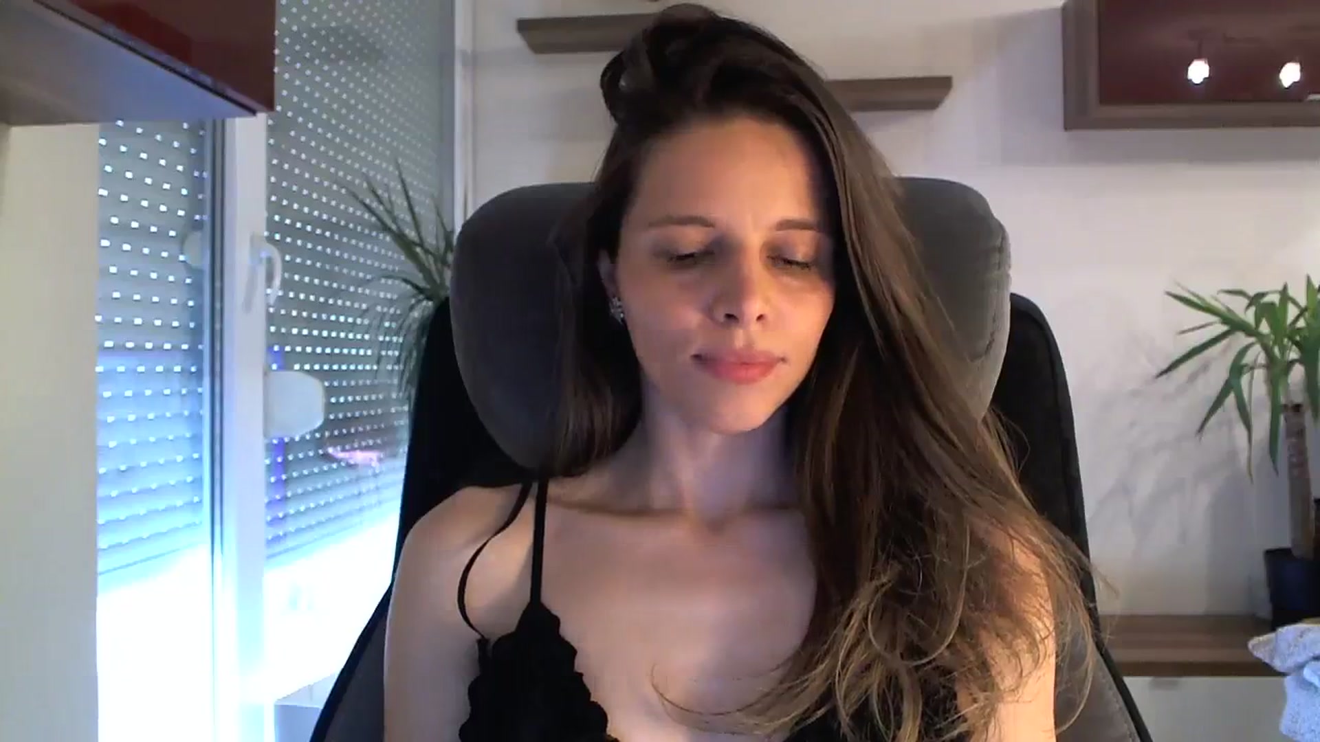 Gallery image thumbnail from Heaven_hot's myfreecams stream on, 04/06/2024, 13:42 image 16 of 20