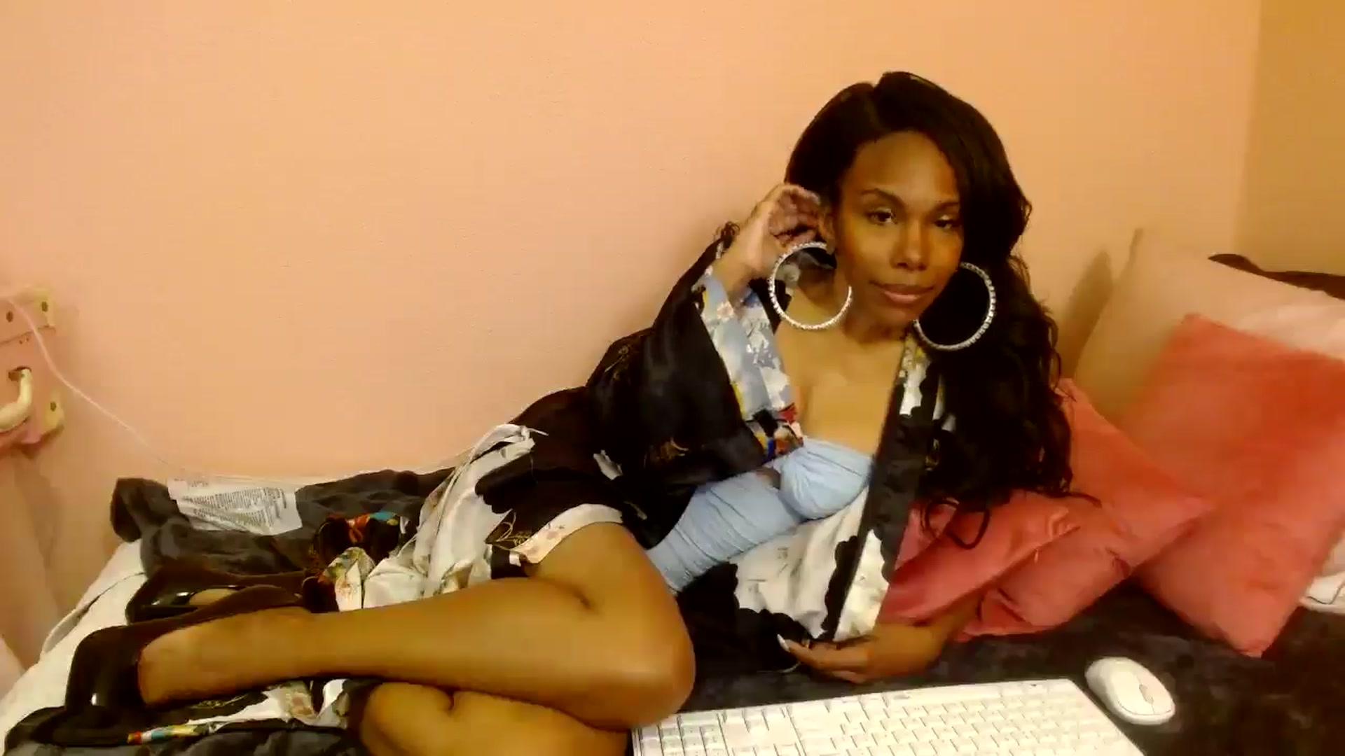 Gallery image thumbnail from HeavensHoney1's myfreecams stream on, 02/19/2025, 15:07 image 7 of 20