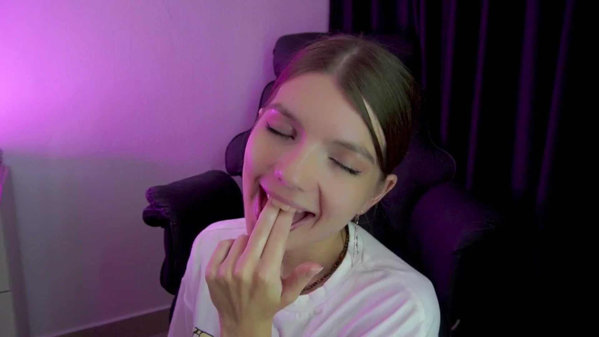 Gallery image thumbnail from Heeykitty's myfreecams stream on, 10/06/2024, 10:34 image 7 of 20