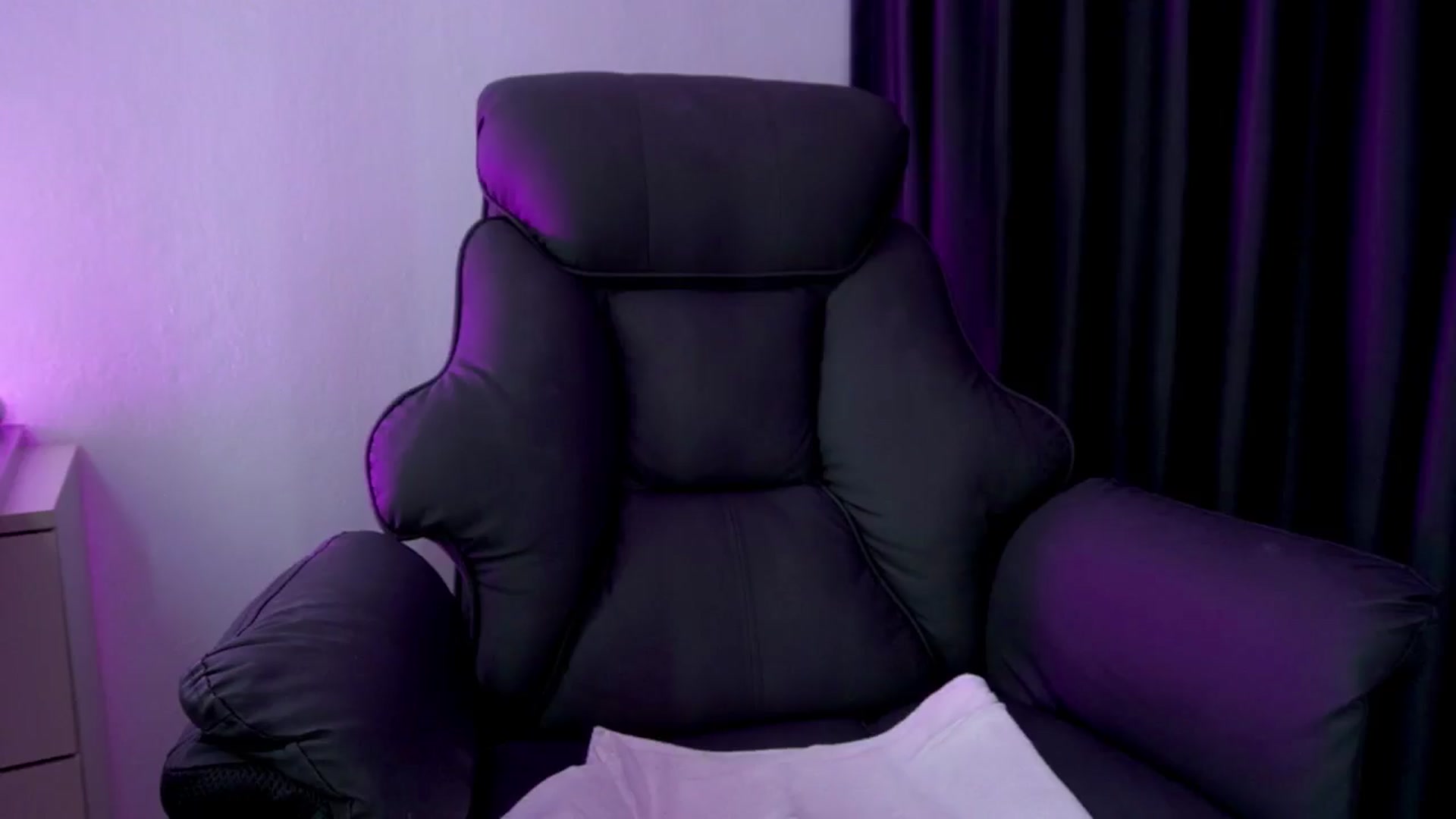 Gallery image thumbnail from Heeykitty's myfreecams stream on, 10/21/2024, 14:14 image 5 of 20