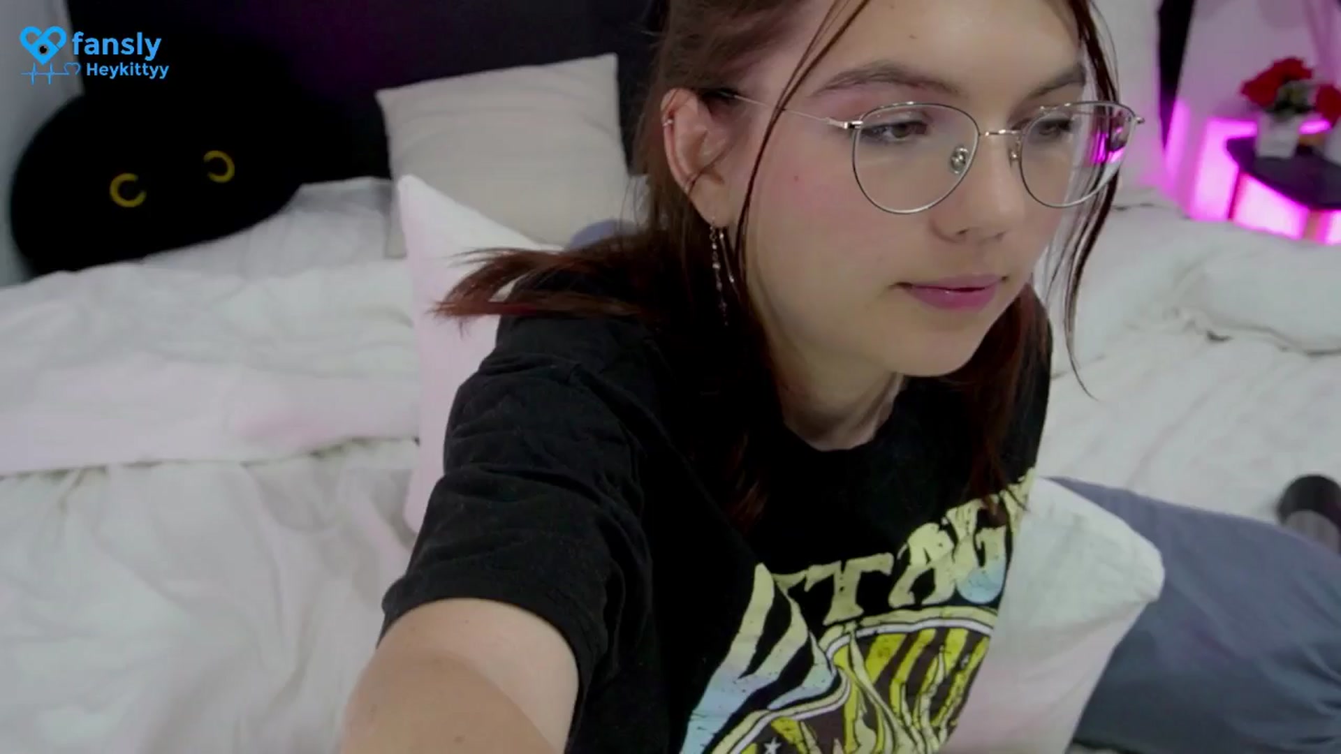 Gallery image thumbnail from Heeykitty's myfreecams stream on, 07/07/2025, 15:22 image 5 of 20