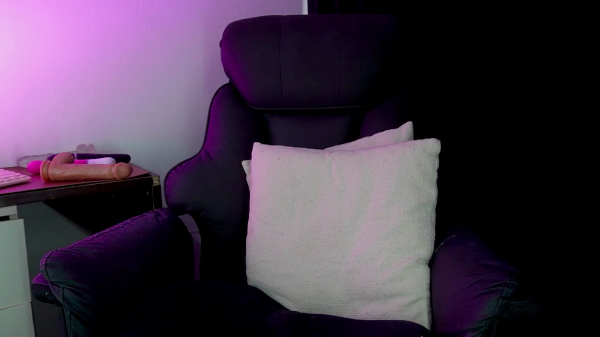 Gallery image thumbnail from Heeykitty's myfreecams stream on, 04/27/2026, 04:08 image 11 of 20