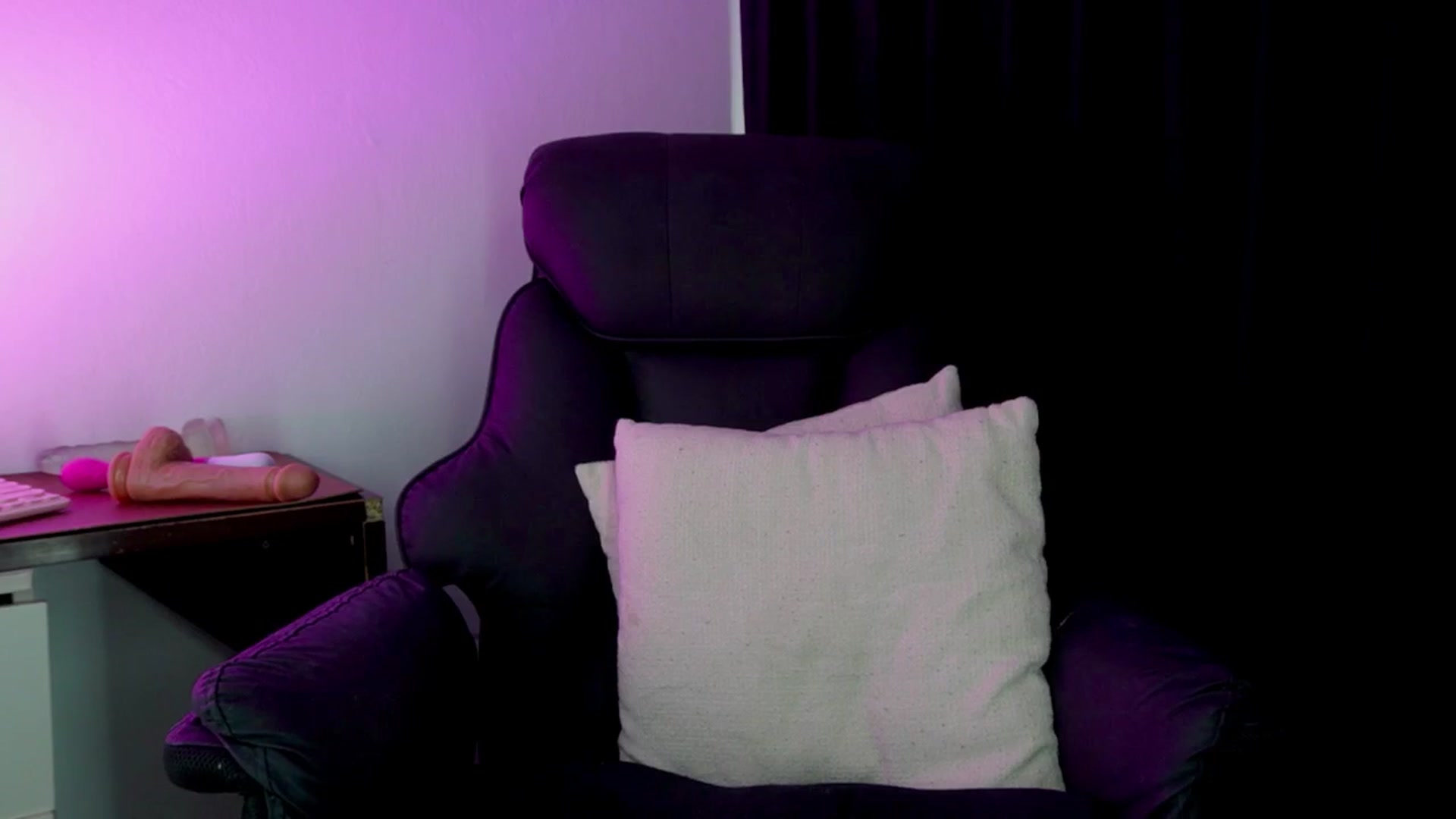 Gallery image thumbnail from Heeykitty's myfreecams stream on, 04/27/2026, 04:08 image 8 of 20