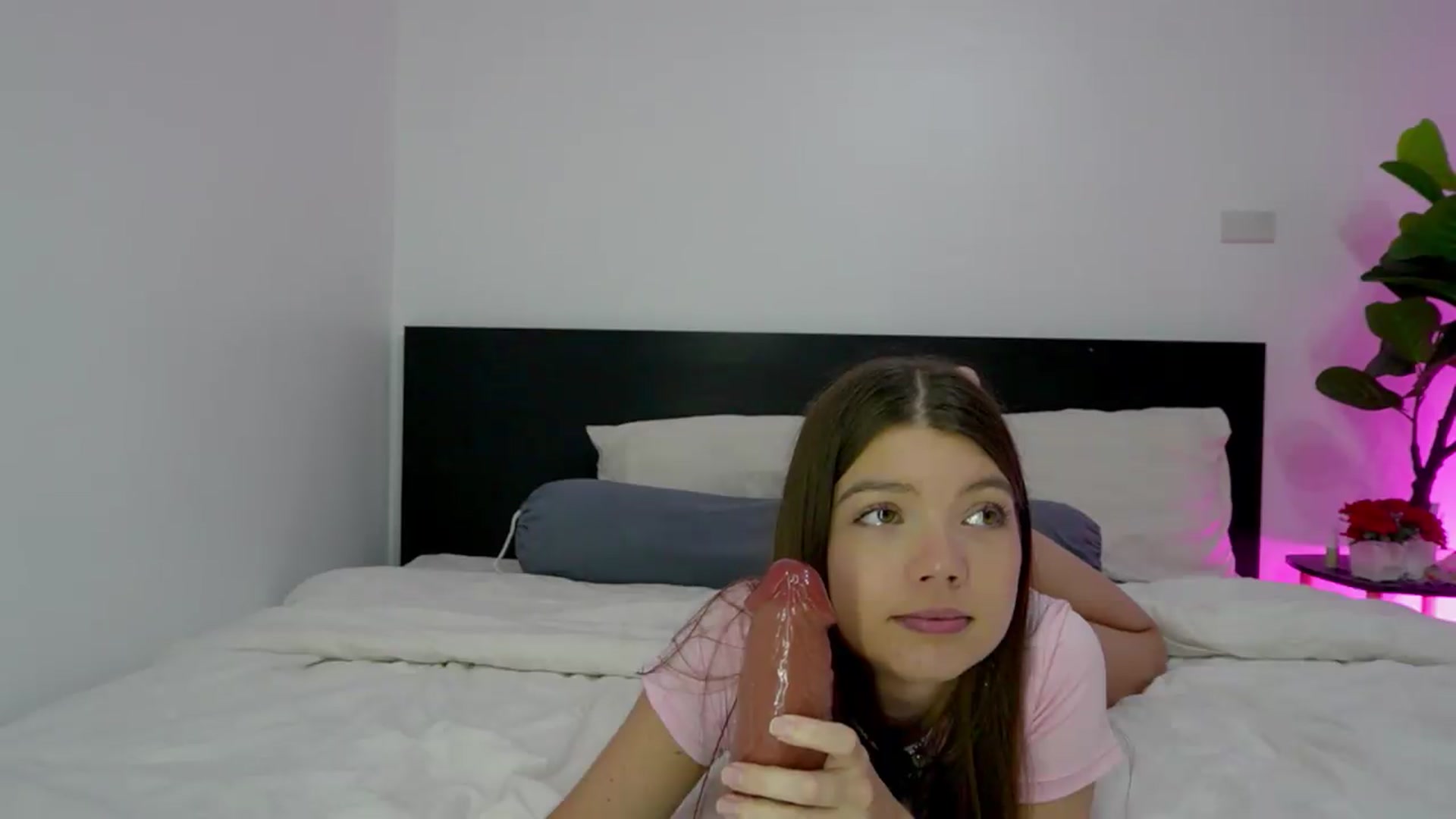 Gallery image thumbnail from Heeykitty's myfreecams stream on, 08/20/2026, 04:47 image 3 of 20