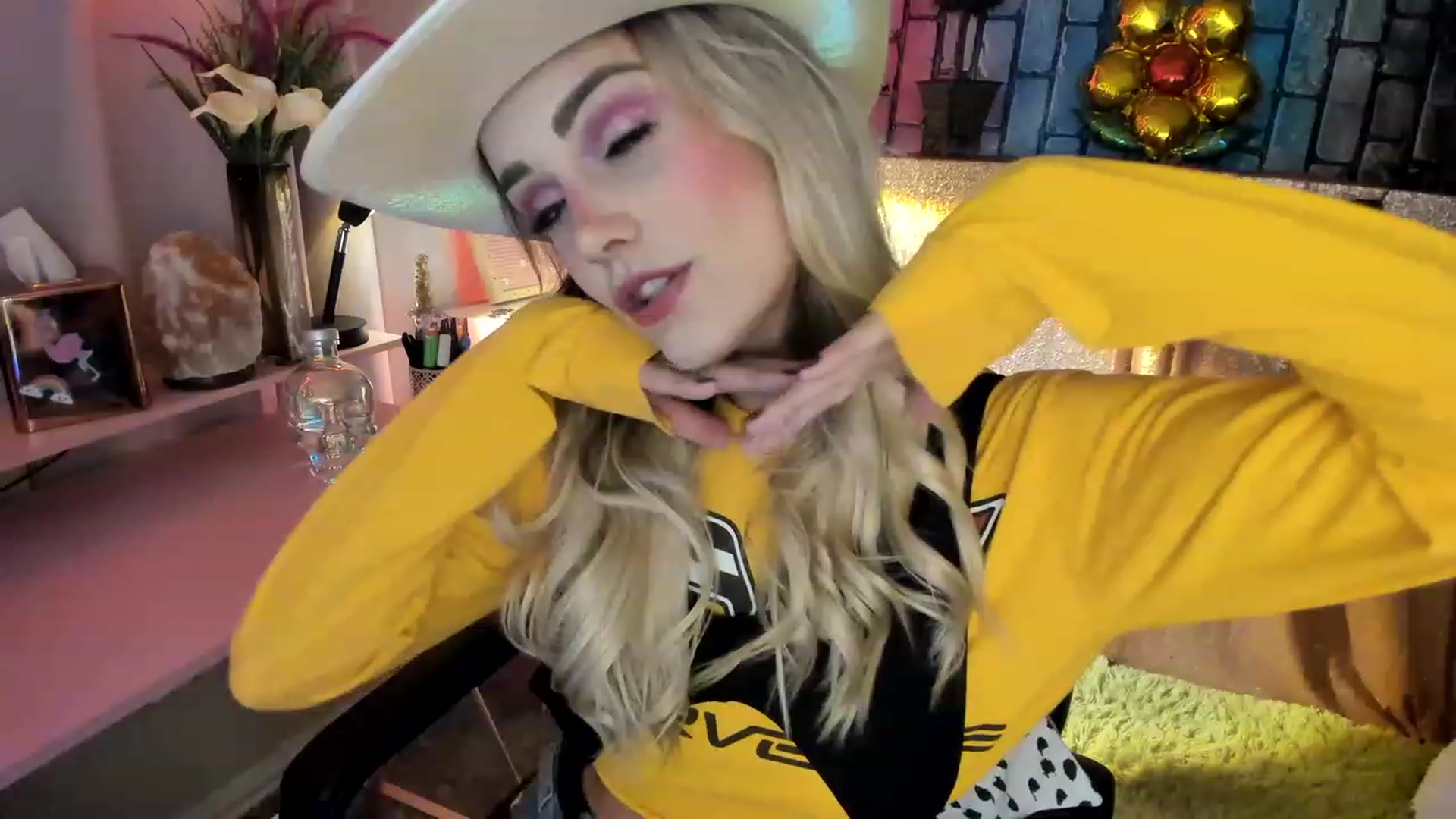 Gallery image thumbnail from HeidiKlumsy's myfreecams stream on, 06/01/2023, 06:13 image 2 of 20