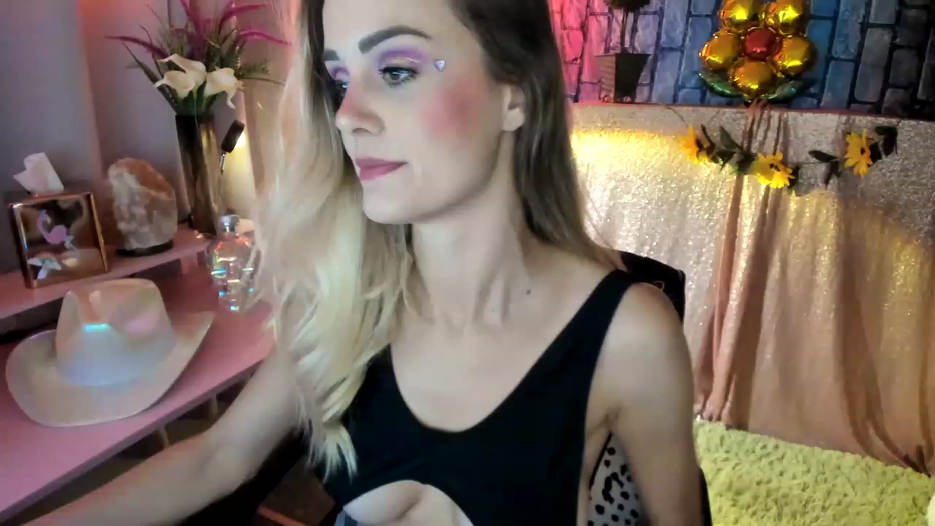 Gallery image thumbnail from HeidiKlumsy's myfreecams stream on, 06/01/2023, 06:46 image 8 of 20