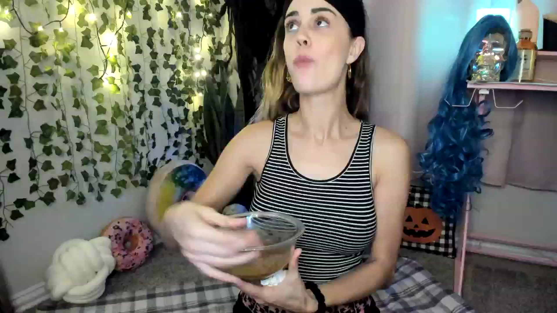 Gallery image thumbnail from HeidiKlumsy's myfreecams stream on, 10/03/2023, 08:09 image 12 of 20