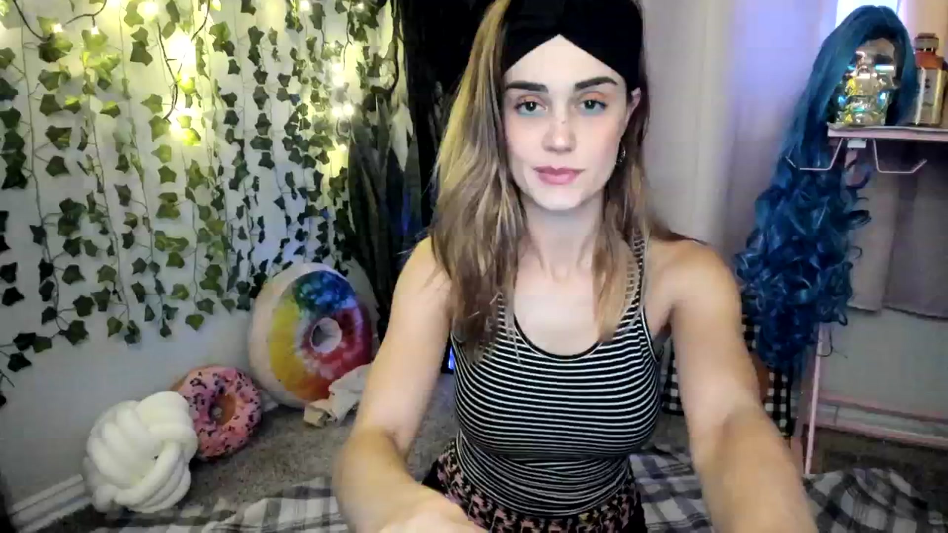Gallery image thumbnail from HeidiKlumsy's myfreecams stream on, 10/03/2023, 08:09 image 6 of 20