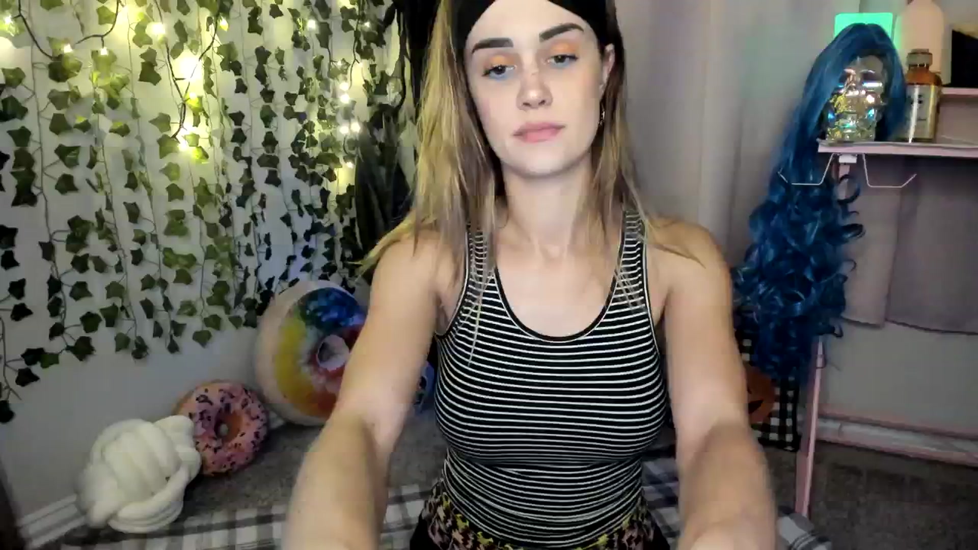 Gallery image thumbnail from HeidiKlumsy's myfreecams stream on, 10/03/2023, 08:09 image 15 of 20