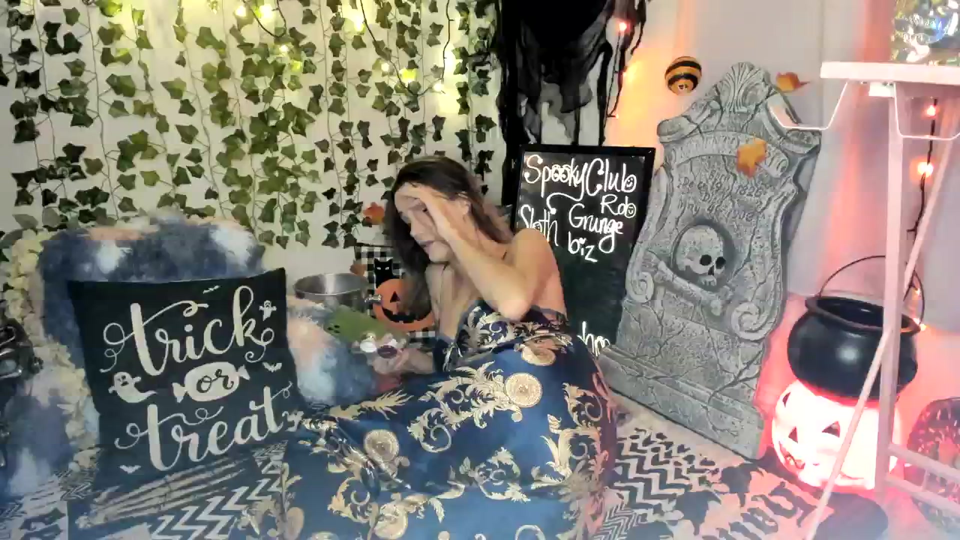 Gallery image thumbnail from HeidiKlumsy's myfreecams stream on, 10/24/2023, 01:46 image 2 of 20