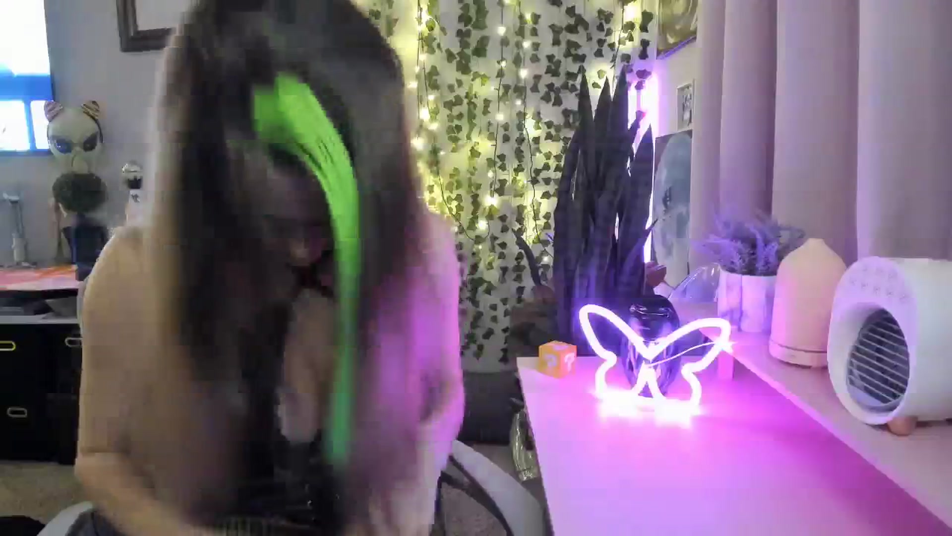 Gallery image thumbnail from HeidiKlumsy's myfreecams stream on, 11/15/2023, 04:52 image 20 of 20