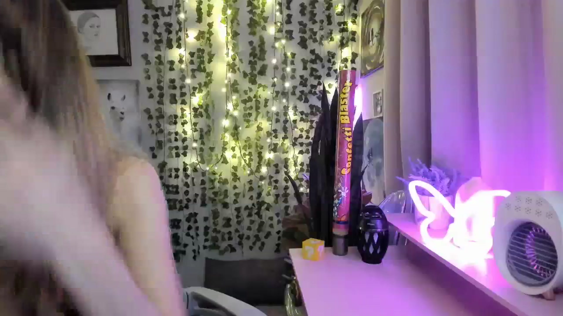 Gallery image thumbnail from HeidiKlumsy's myfreecams stream on, 11/15/2023, 05:44 image 7 of 20