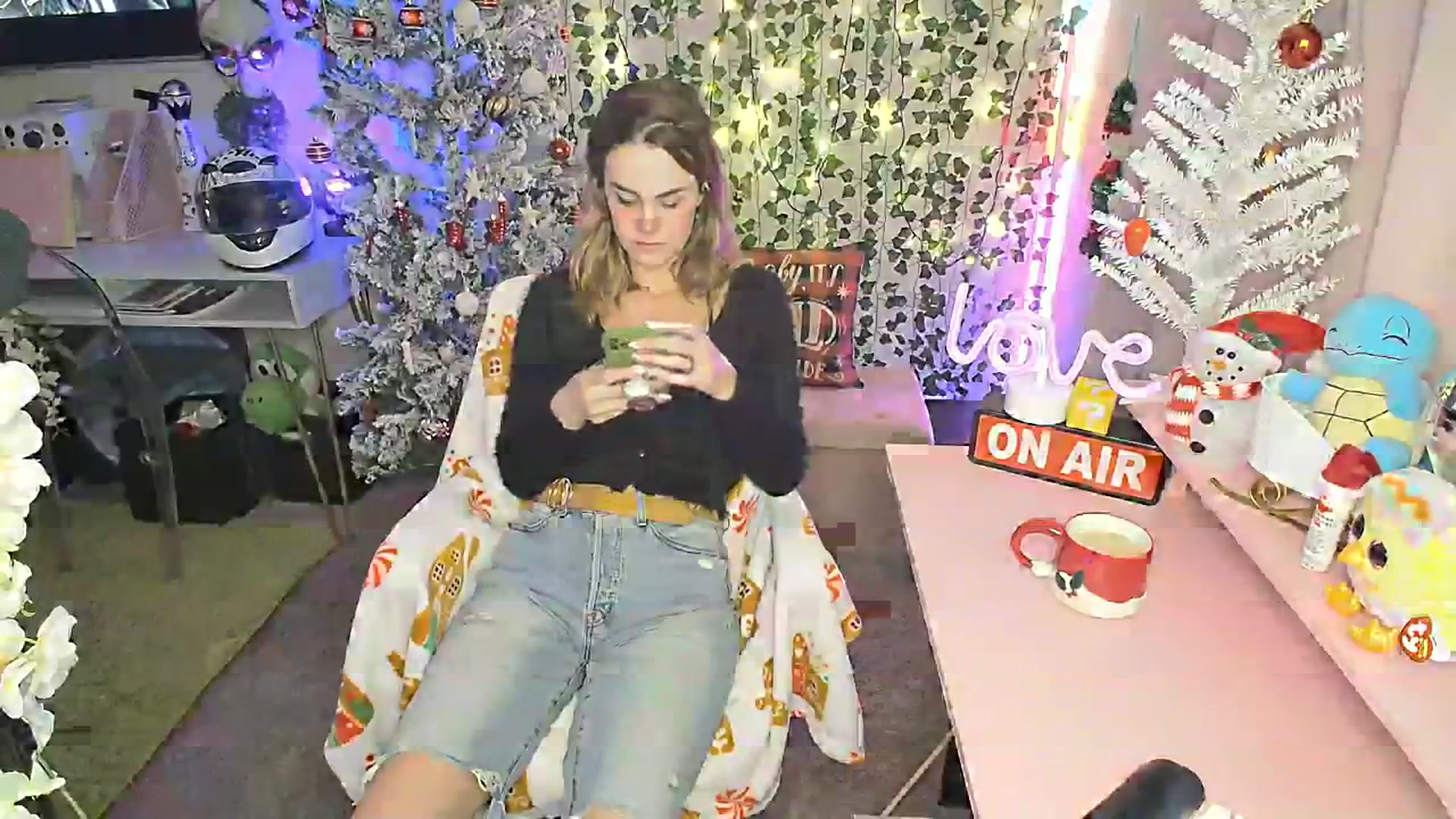 Gallery image thumbnail from HeidiKlumsy's myfreecams stream on, 12/13/2023, 22:40 image 10 of 20