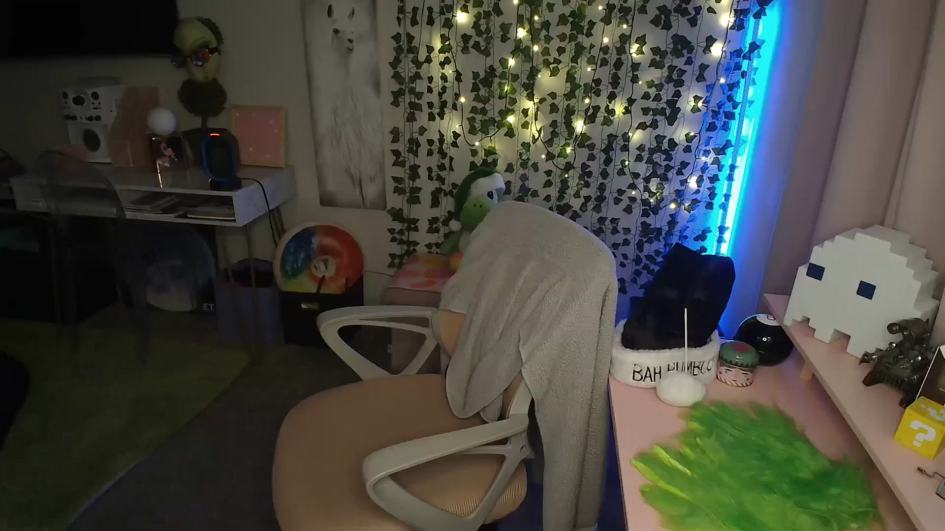 Gallery image thumbnail from HeidiKlumsy's myfreecams stream on, 12/21/2023, 21:30 image 12 of 20