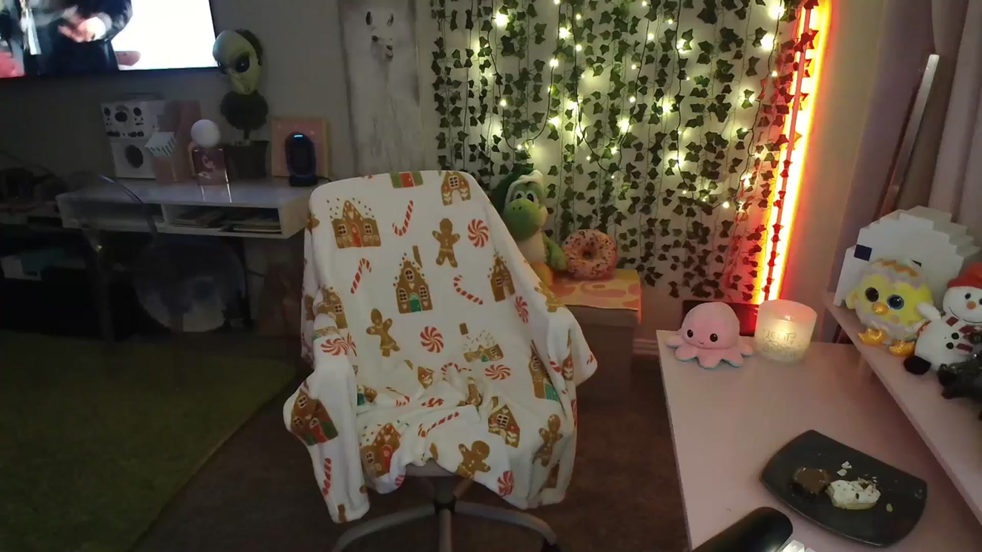 Gallery image thumbnail from HeidiKlumsy's myfreecams stream on, 12/25/2023, 07:51 image 6 of 20