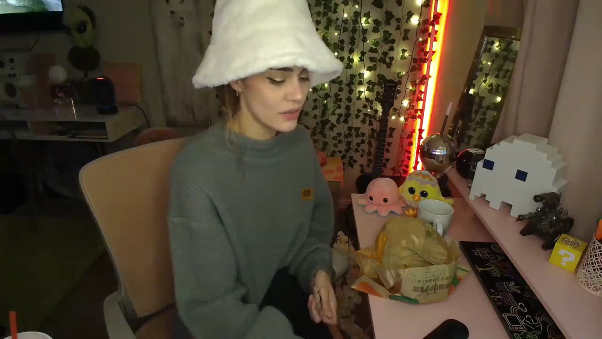 Gallery image thumbnail from HeidiKlumsy's myfreecams stream on, 01/03/2024, 21:23 image 14 of 20