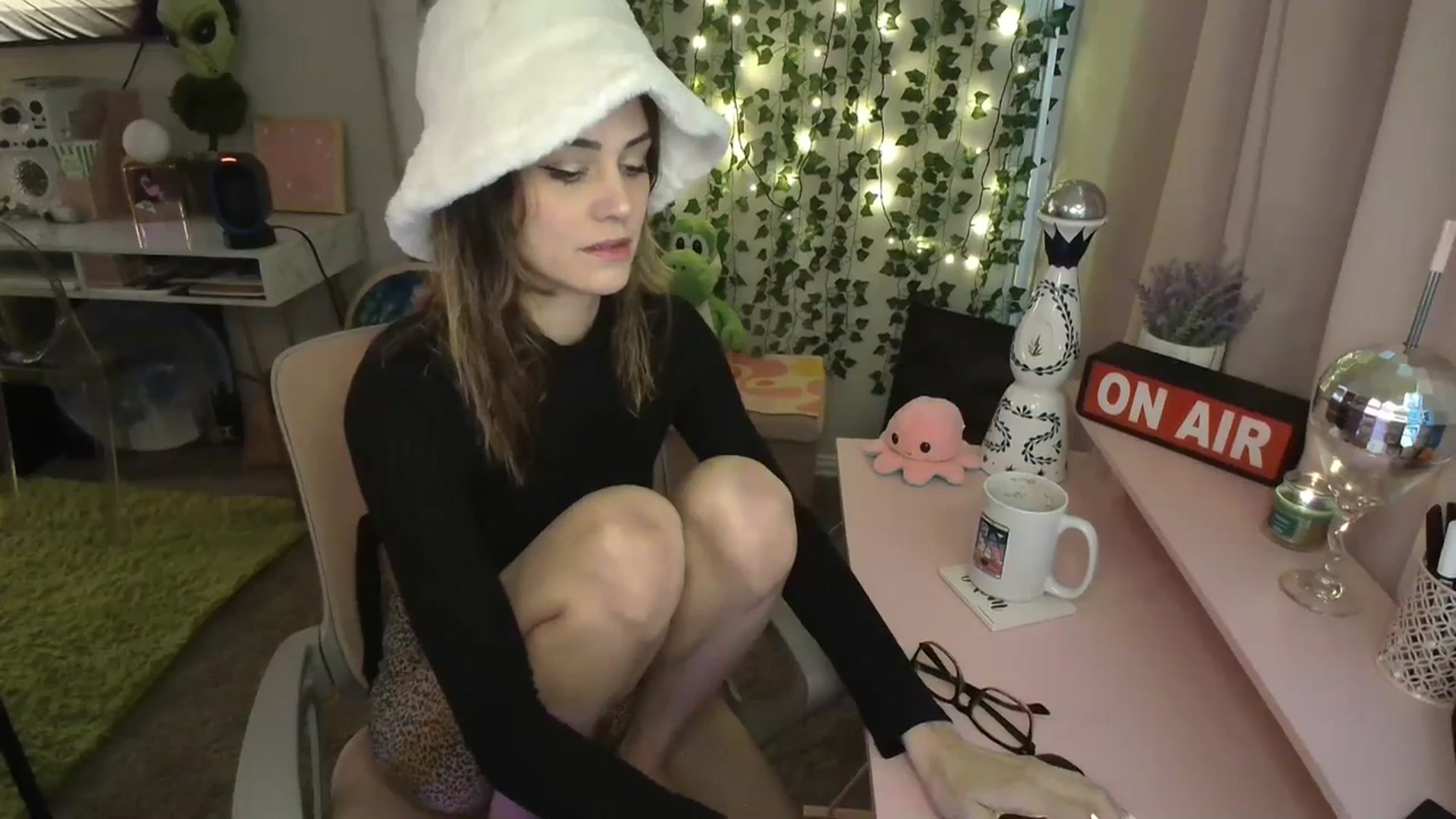 Gallery image thumbnail from HeidiKlumsy's myfreecams stream on, 01/08/2024, 19:53 image 10 of 20