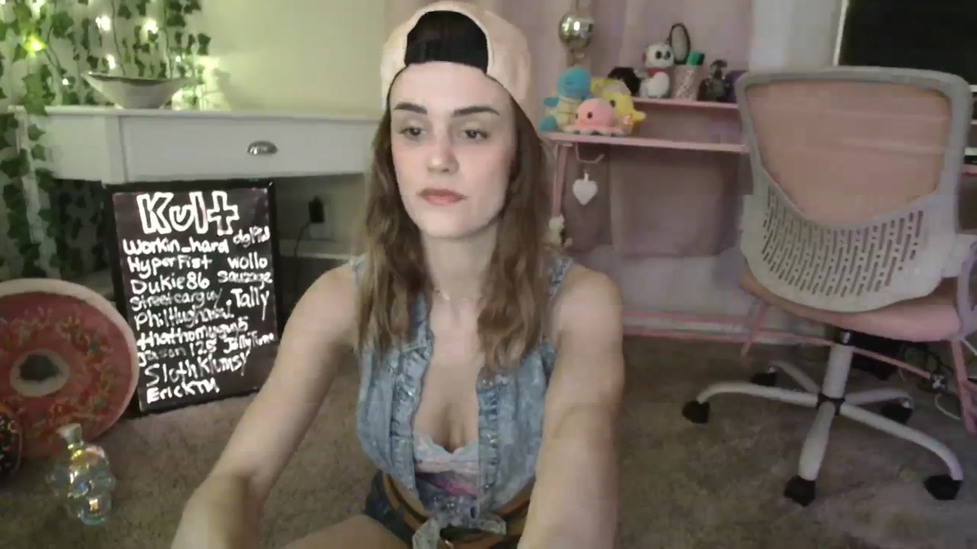 Gallery image thumbnail from HeidiKlumsy's myfreecams stream on, 02/04/2024, 04:38 image 5 of 20