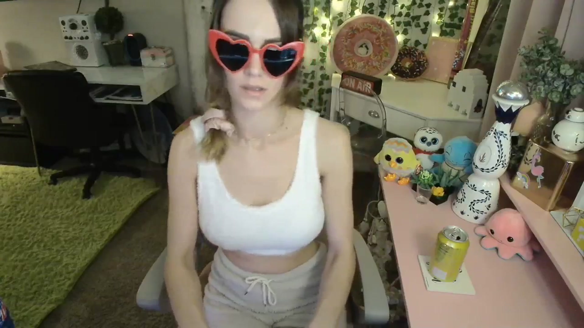 Gallery image thumbnail from HeidiKlumsy's myfreecams stream on, 02/16/2024, 03:55 image 10 of 20