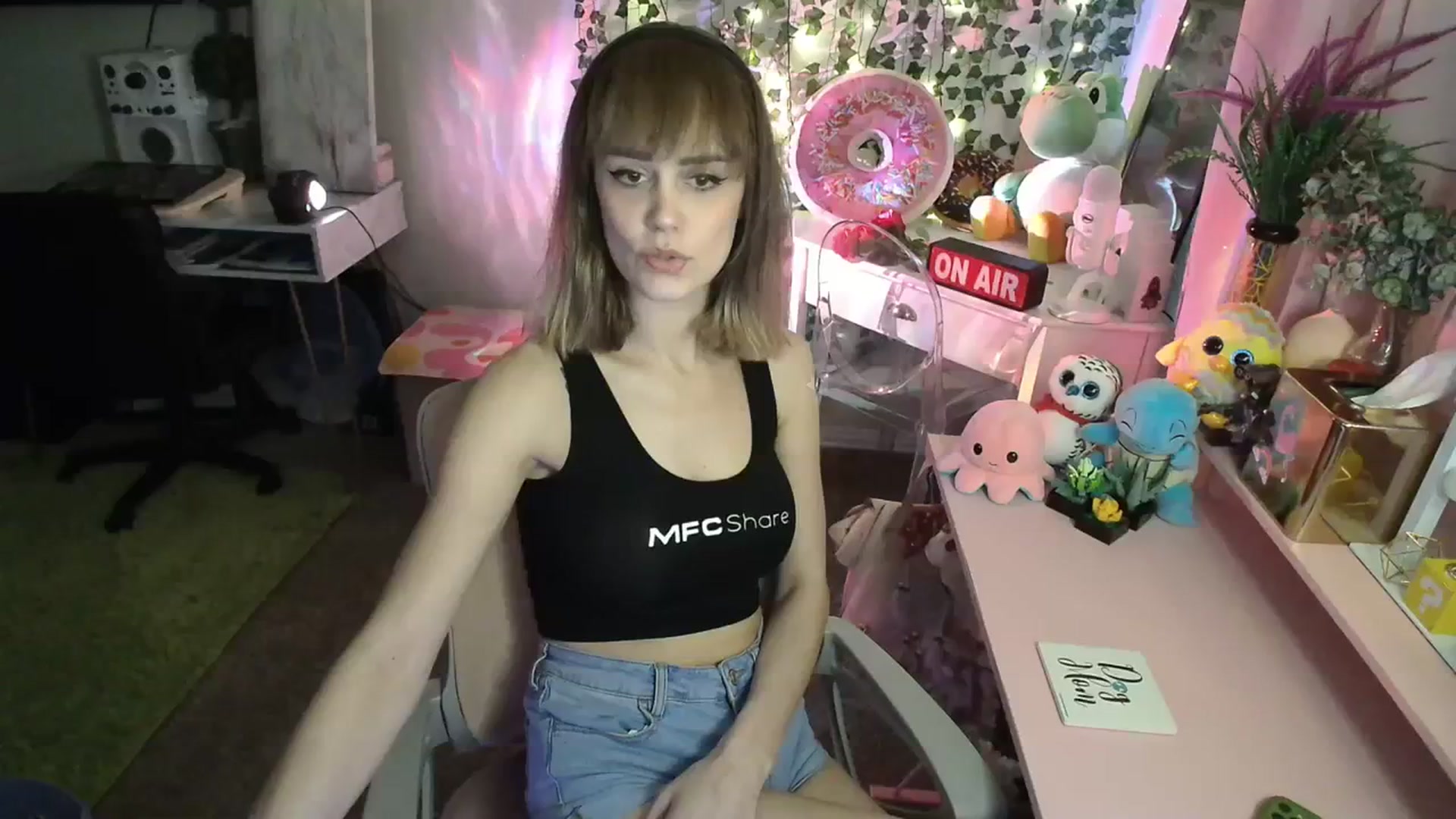 Gallery image thumbnail from HeidiKlumsy's myfreecams stream on, 02/20/2024, 23:18 image 17 of 20
