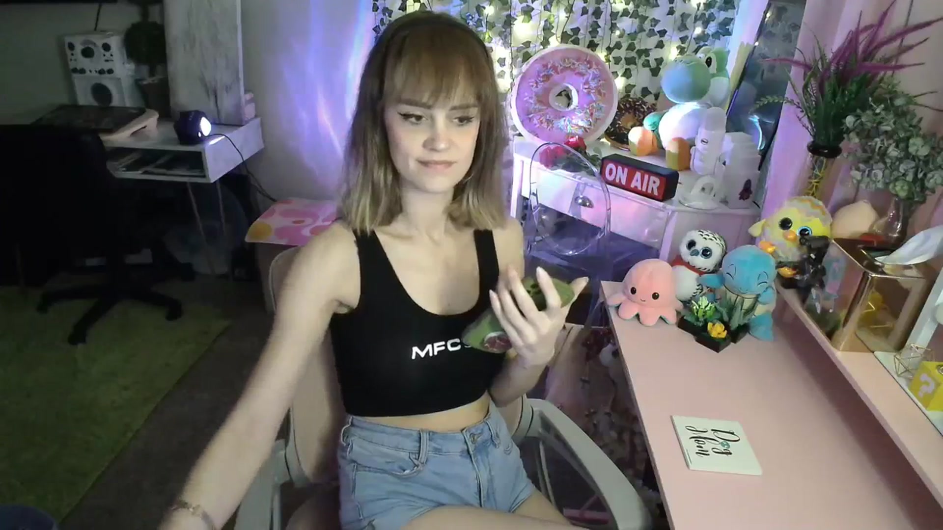 Gallery image thumbnail from HeidiKlumsy's myfreecams stream on, 02/20/2024, 23:18 image 14 of 20