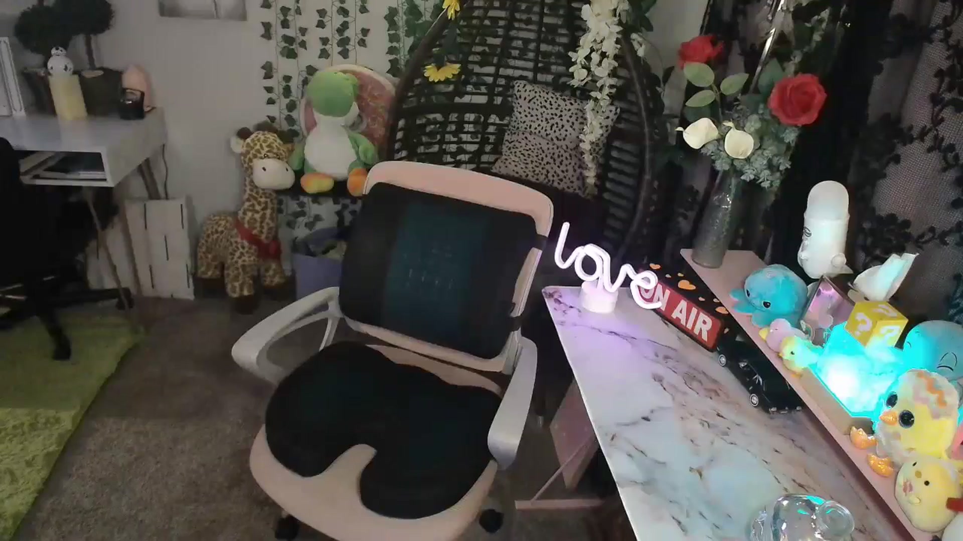 Gallery image thumbnail from HeidiKlumsy's myfreecams stream on, 04/25/2024, 24:26 image 11 of 20