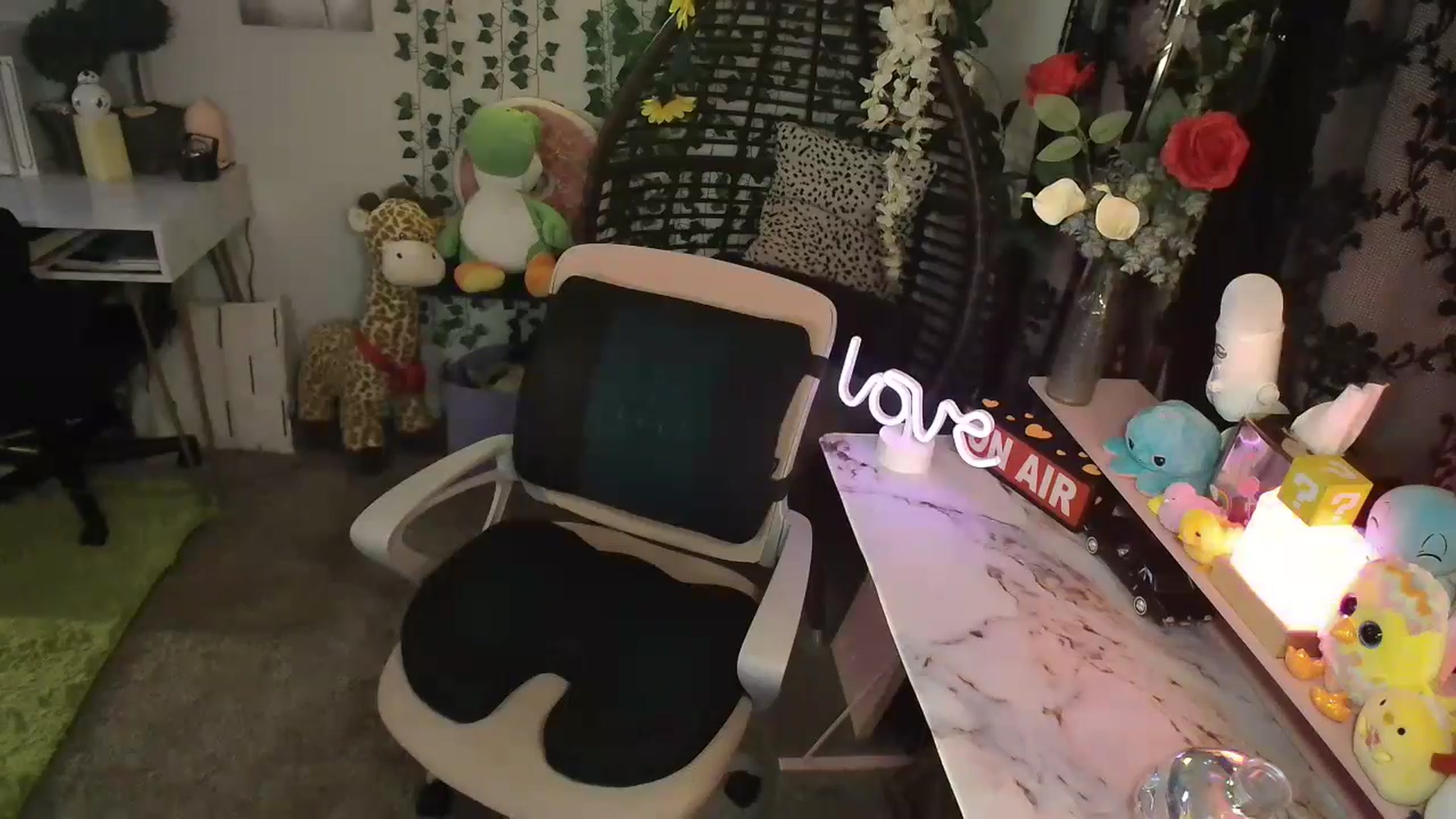 Gallery image thumbnail from HeidiKlumsy's myfreecams stream on, 04/25/2024, 24:26 image 9 of 20