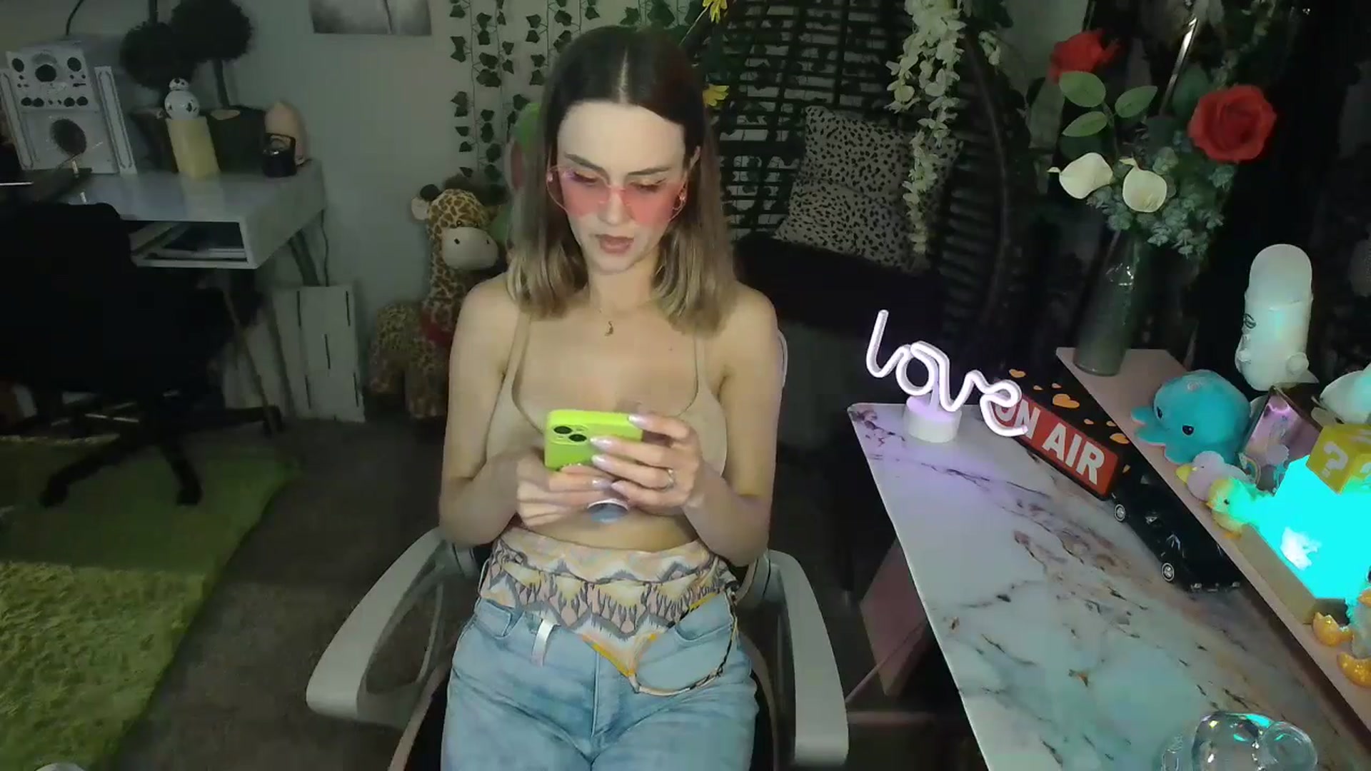 Gallery image thumbnail from HeidiKlumsy's myfreecams stream on, 04/25/2024, 24:26 image 17 of 20