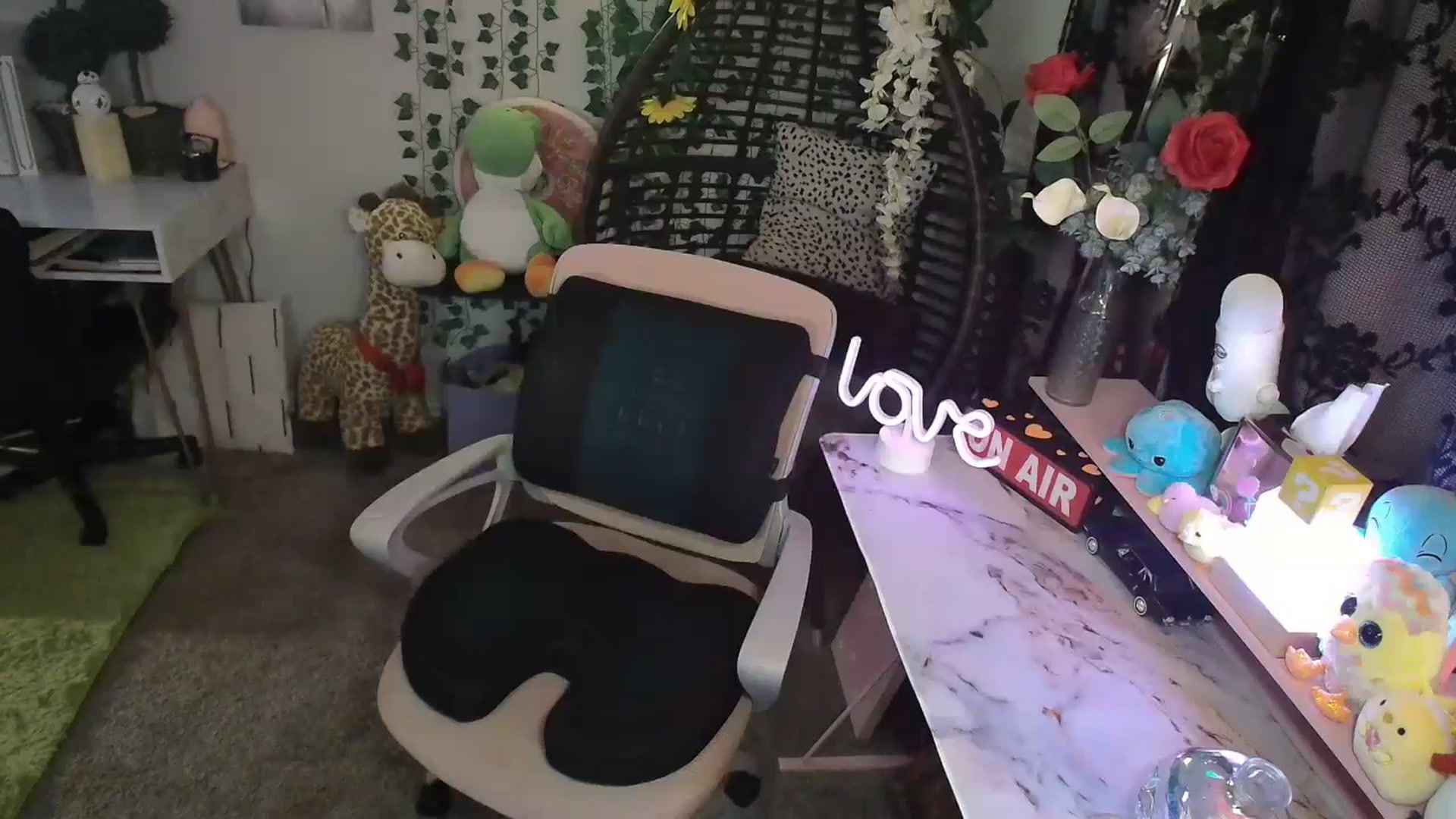 Gallery image thumbnail from HeidiKlumsy's myfreecams stream on, 04/25/2024, 24:26 image 10 of 20