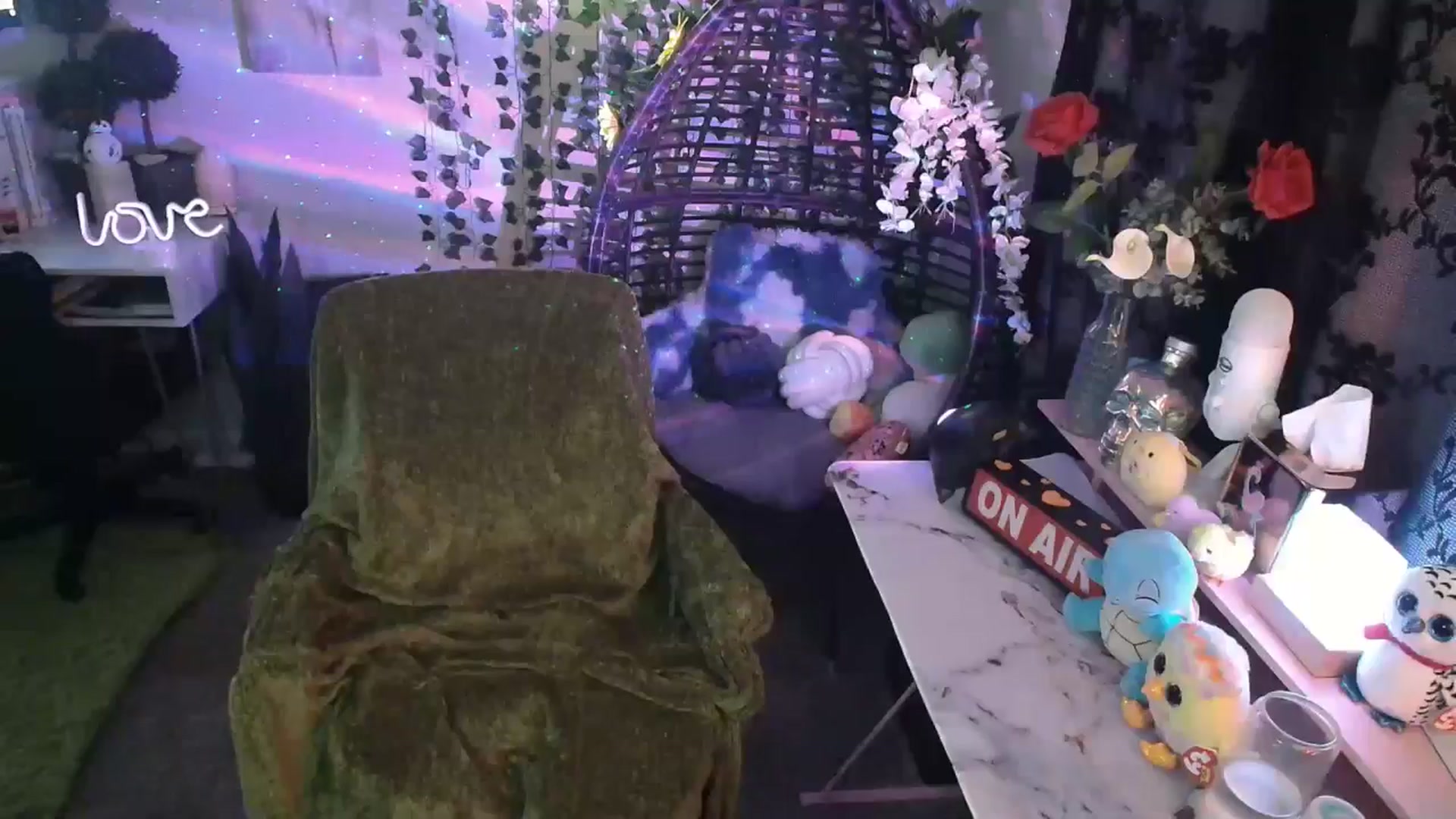Gallery image thumbnail from HeidiKlumsy's myfreecams stream on, 05/01/2024, 23:24 image 16 of 20