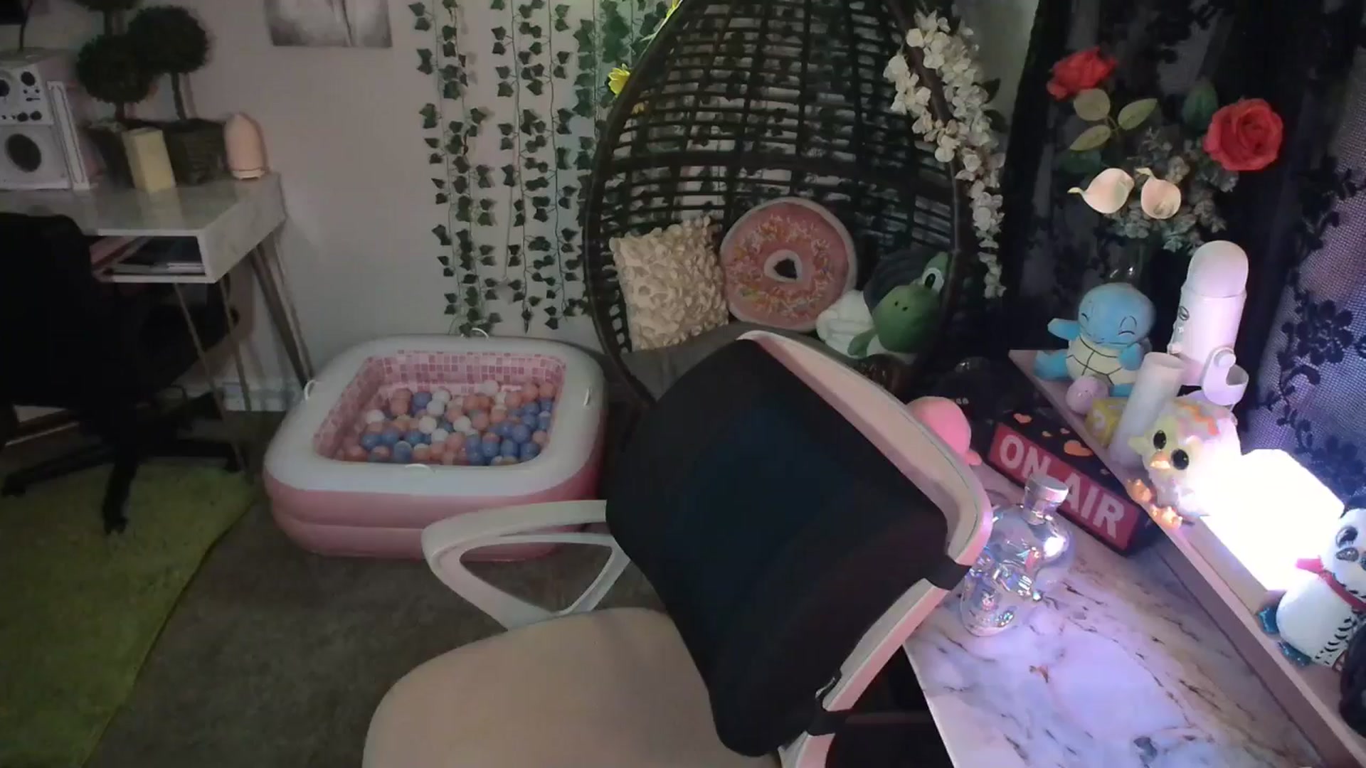 Gallery image thumbnail from HeidiKlumsy's myfreecams stream on, 05/16/2024, 04:34 image 6 of 20