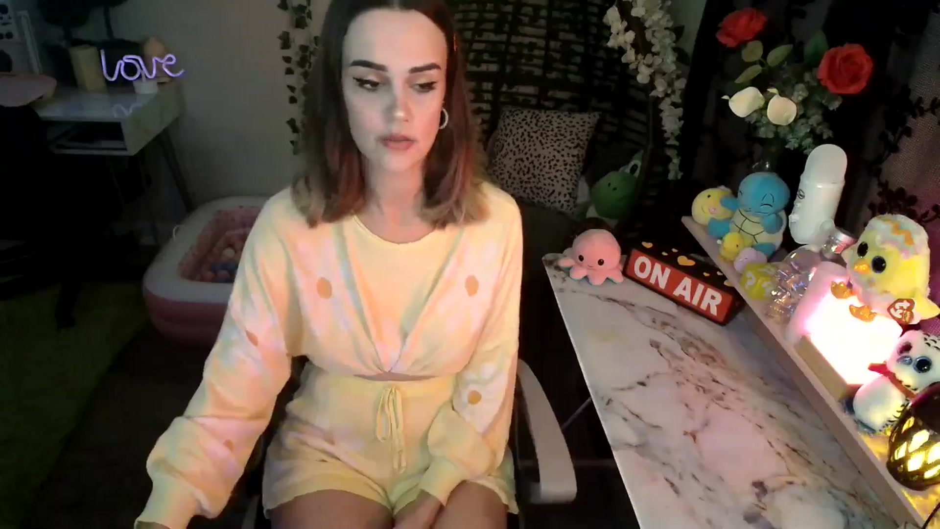 Gallery image thumbnail from HeidiKlumsy's myfreecams stream on, 05/17/2024, 04:38 image 17 of 20