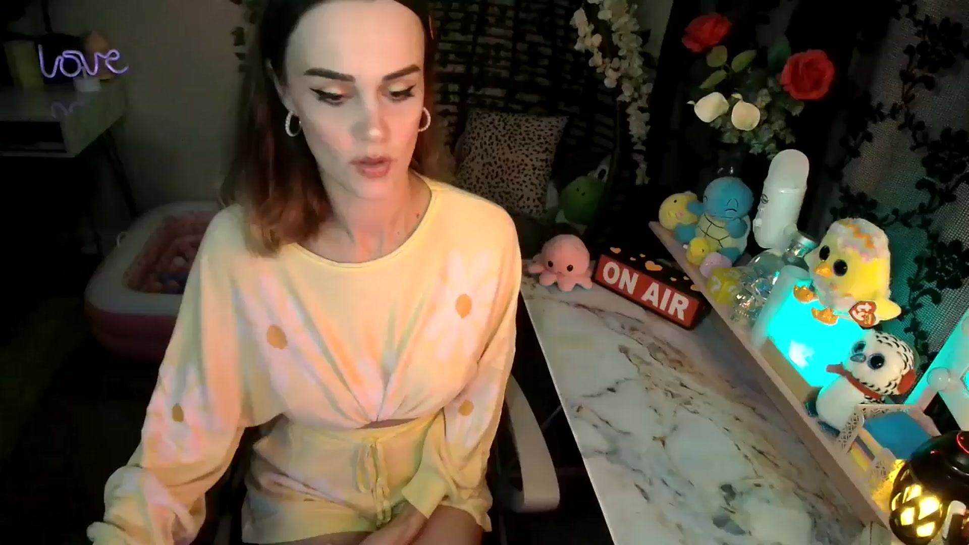 Gallery image thumbnail from HeidiKlumsy's myfreecams stream on, 05/17/2024, 04:38 image 19 of 20