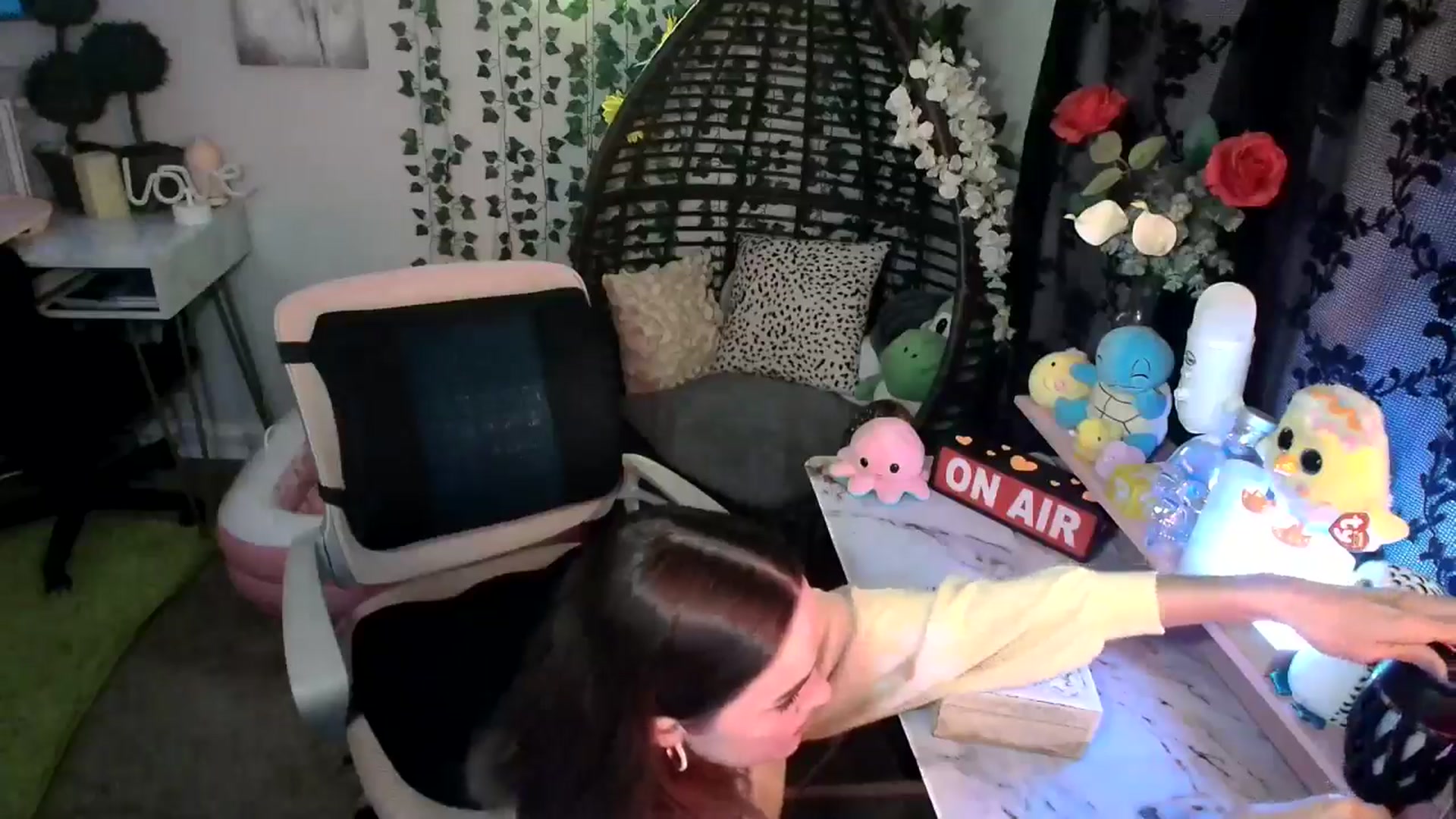 Gallery image thumbnail from HeidiKlumsy's myfreecams stream on, 05/17/2024, 04:38 image 7 of 20