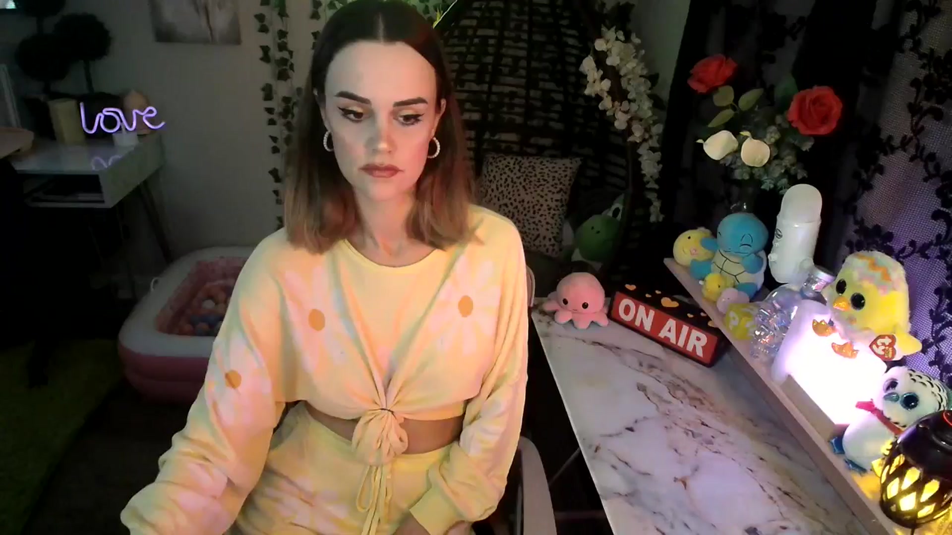 Gallery image thumbnail from HeidiKlumsy's myfreecams stream on, 05/17/2024, 04:38 image 9 of 20