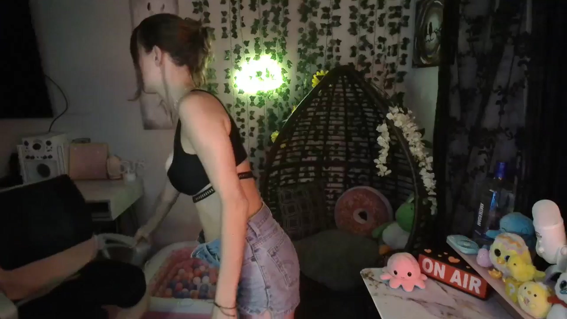 Gallery image thumbnail from HeidiKlumsy's myfreecams stream on, 05/21/2024, 08:46 image 14 of 20