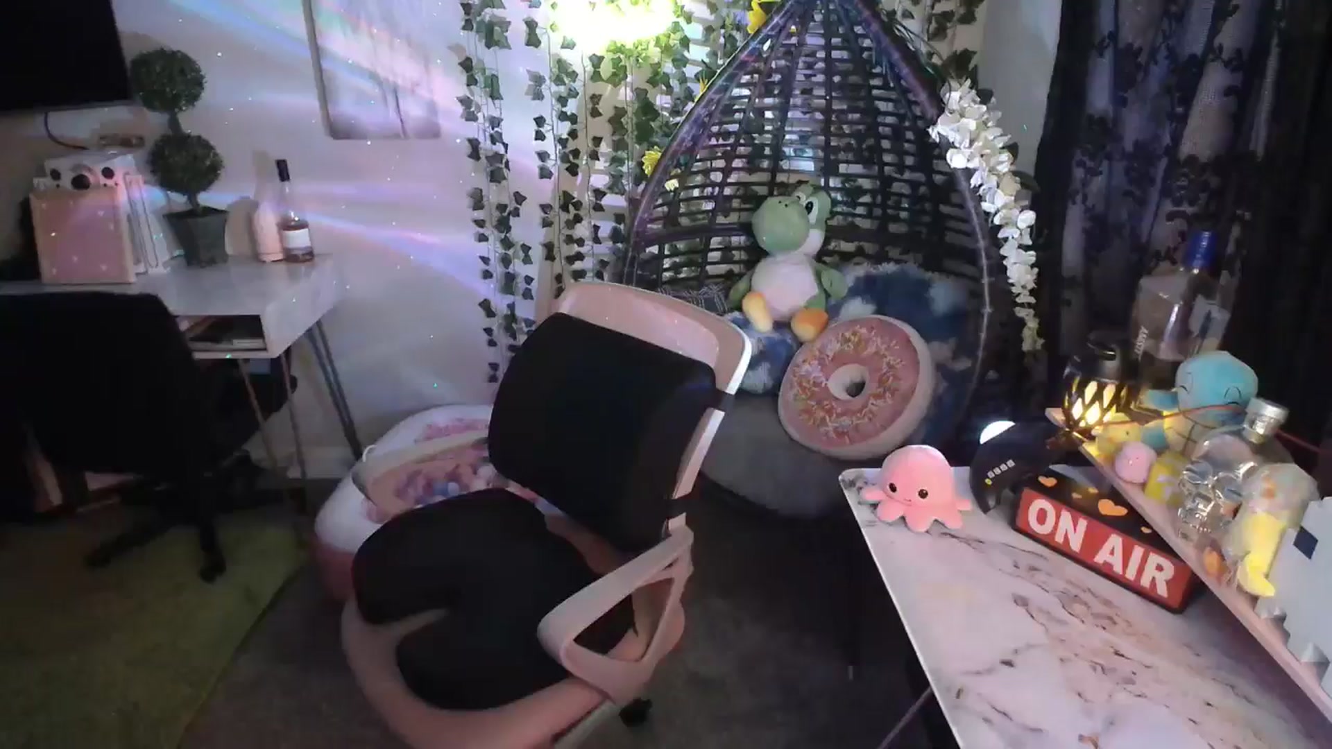 Gallery image thumbnail from HeidiKlumsy's myfreecams stream on, 05/25/2024, 04:19 image 9 of 20