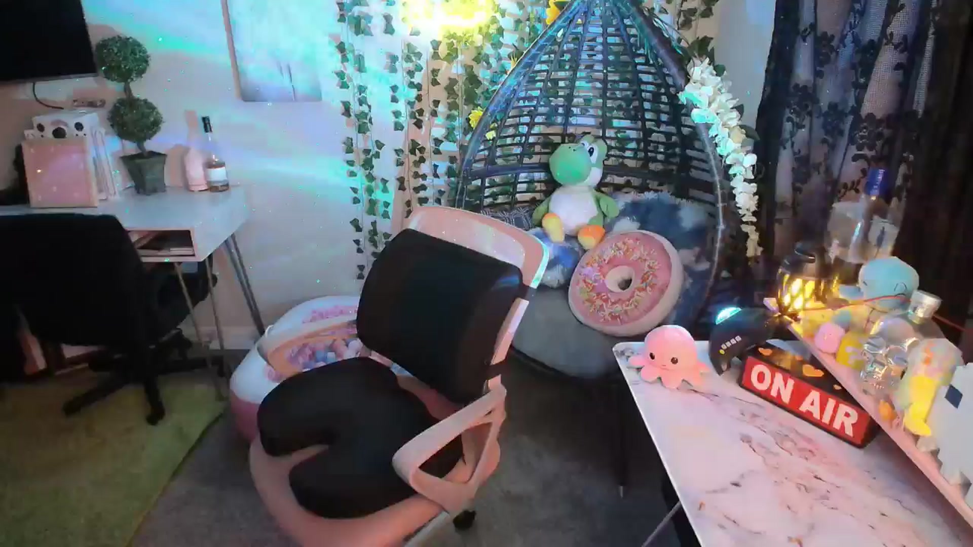 Gallery image thumbnail from HeidiKlumsy's myfreecams stream on, 05/25/2024, 04:19 image 10 of 20