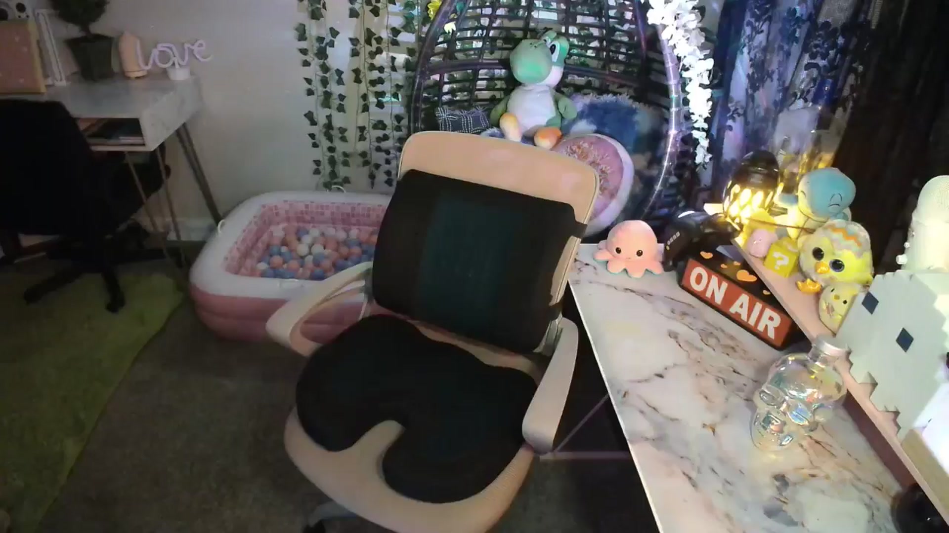 Gallery image thumbnail from HeidiKlumsy's myfreecams stream on, 05/25/2024, 05:14 image 16 of 20